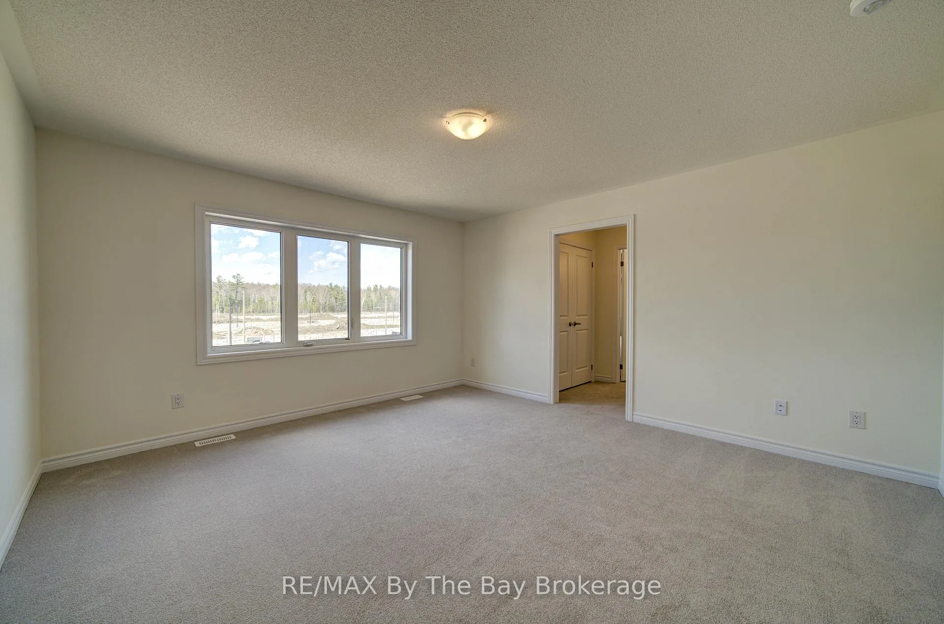 Photo 15 of 61 Rosanne Circle, Wasaga Beach — HOMEH