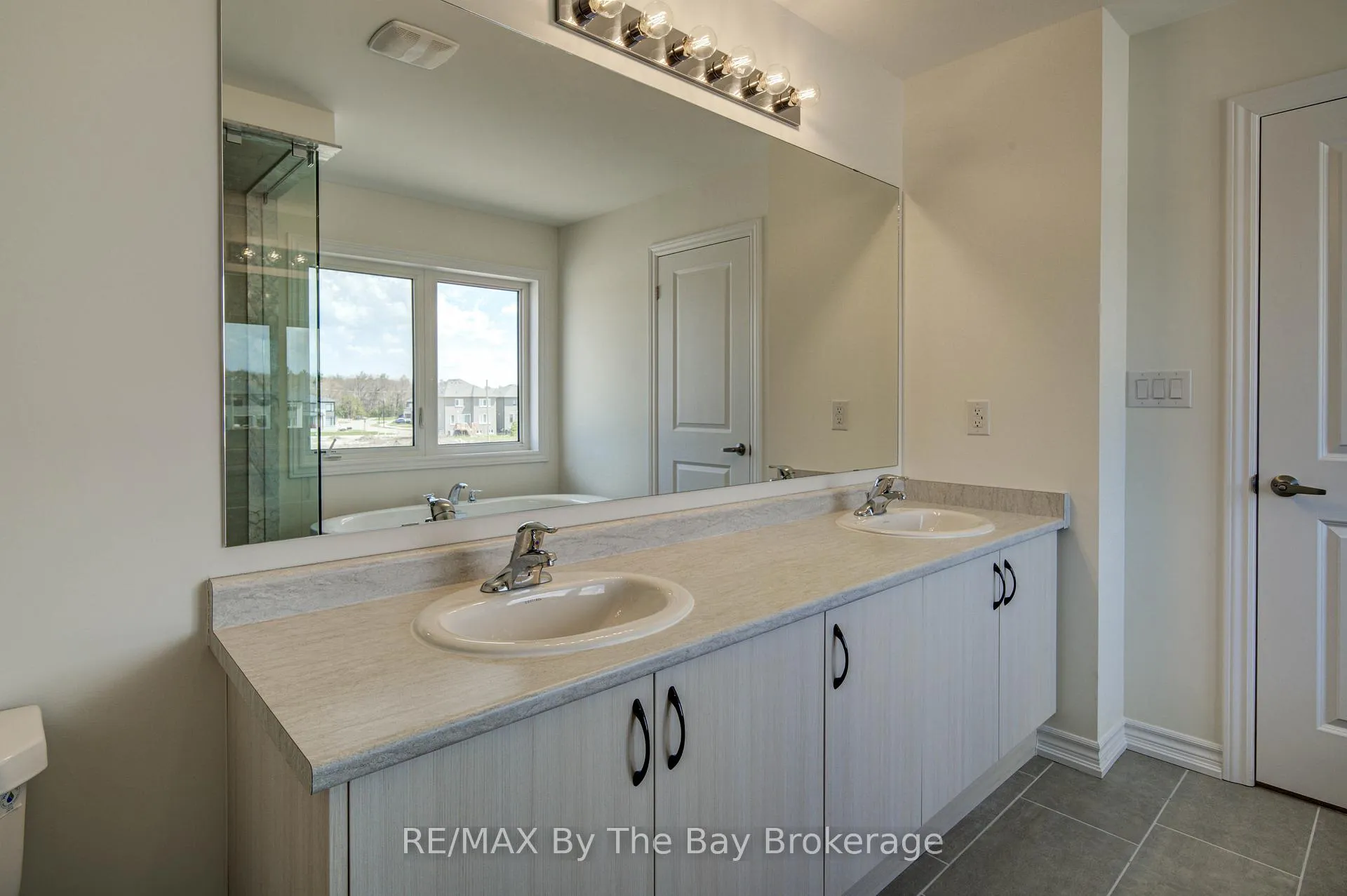 Photo 17 of 61 Rosanne Circle, Wasaga Beach — HOMEH