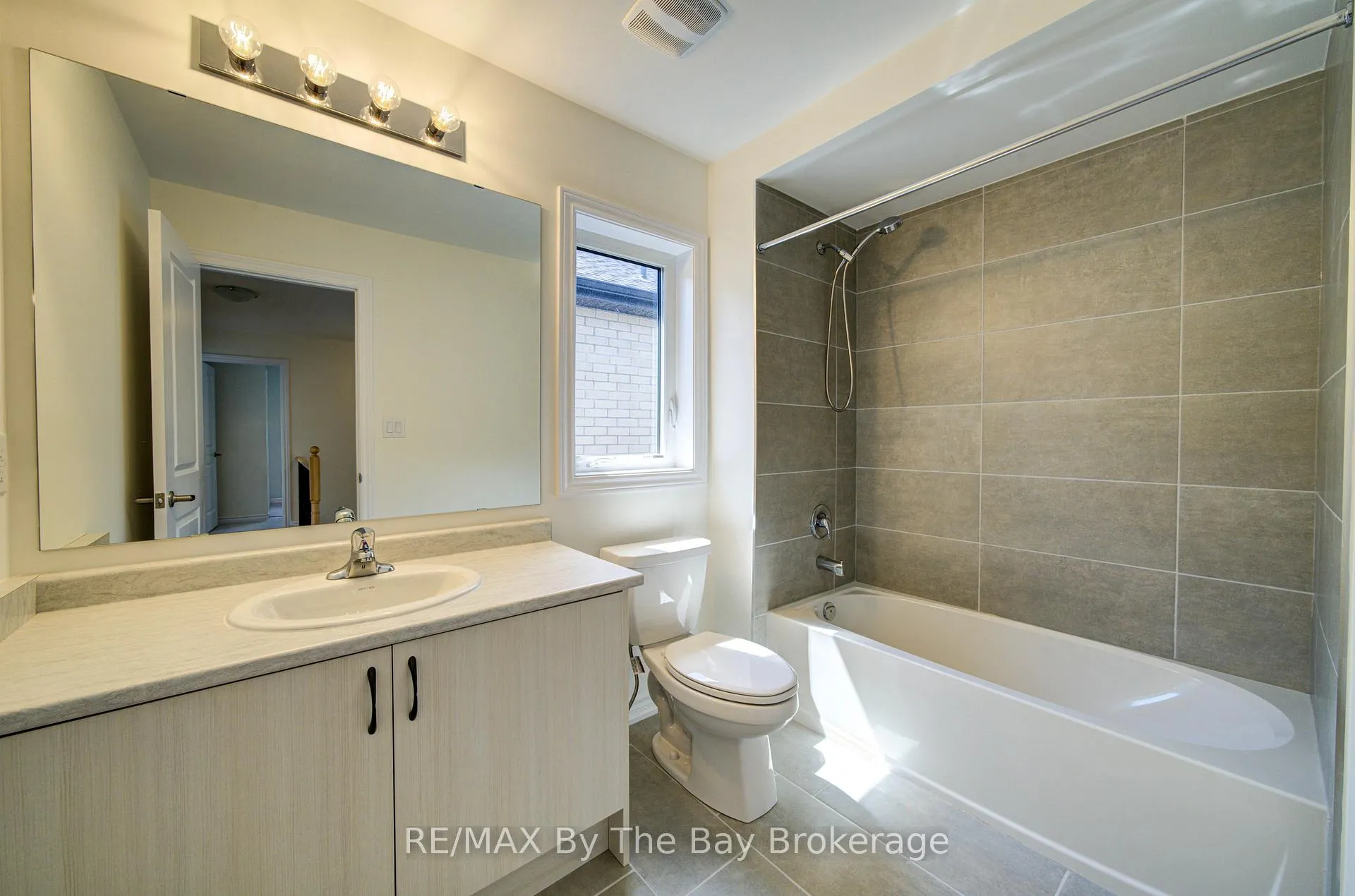 Photo 22 of 61 Rosanne Circle, Wasaga Beach — HOMEH