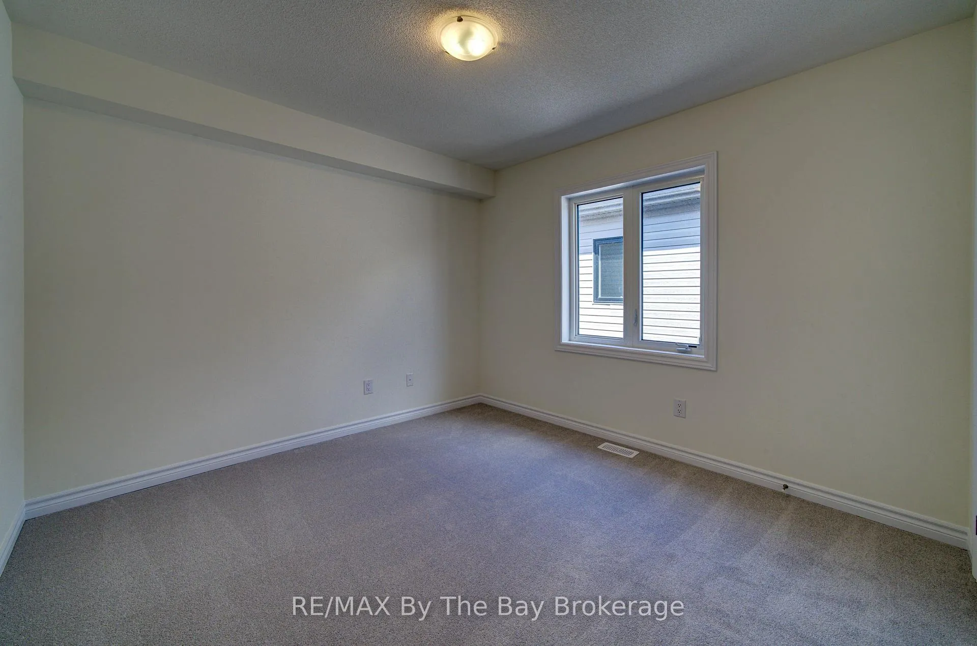 Photo 23 of 61 Rosanne Circle, Wasaga Beach — HOMEH