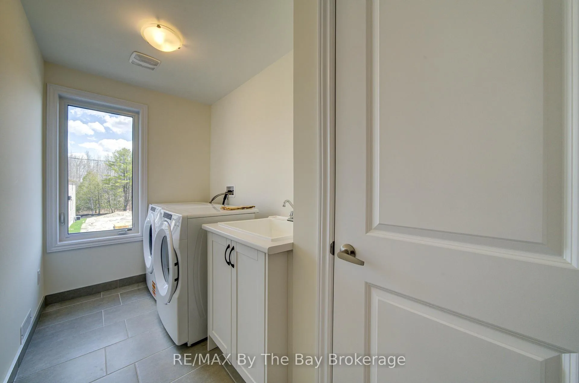 Photo 25 of 61 Rosanne Circle, Wasaga Beach — HOMEH
