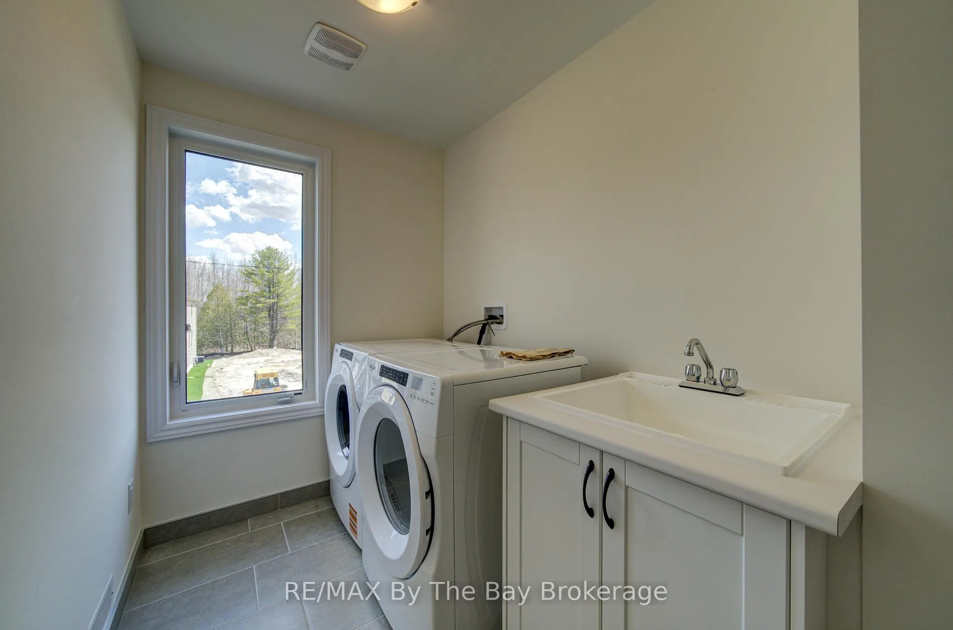 Photo 26 of 61 Rosanne Circle, Wasaga Beach — HOMEH