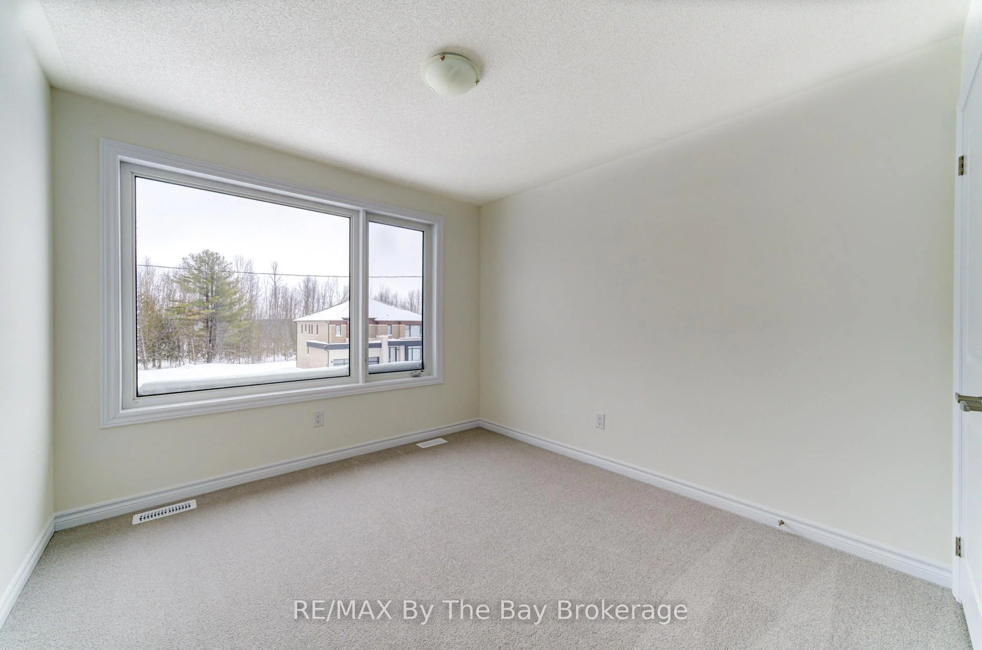 Photo 30 of 61 Rosanne Circle, Wasaga Beach — HOMEH