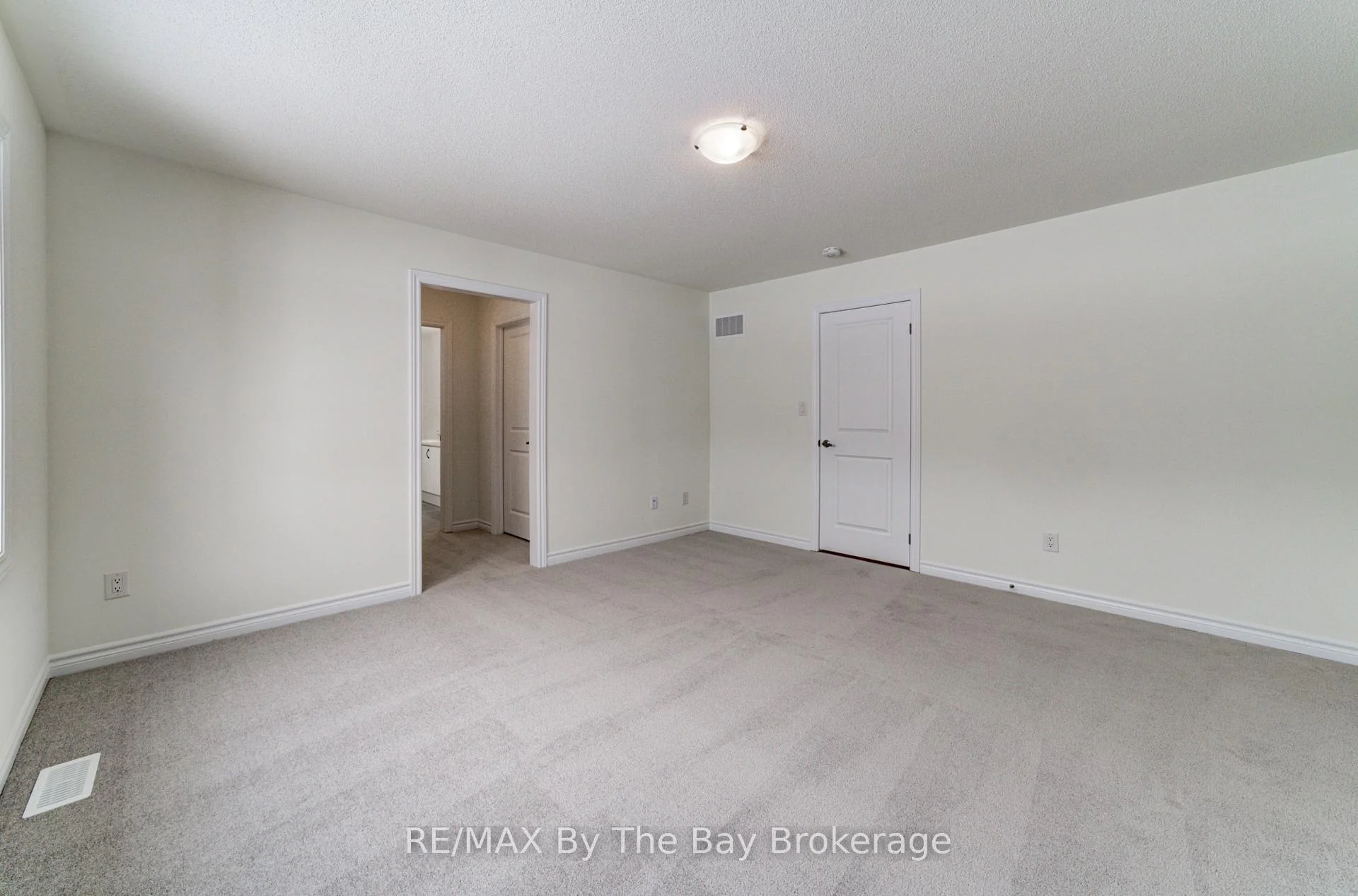Photo 33 of 61 Rosanne Circle, Wasaga Beach — HOMEH