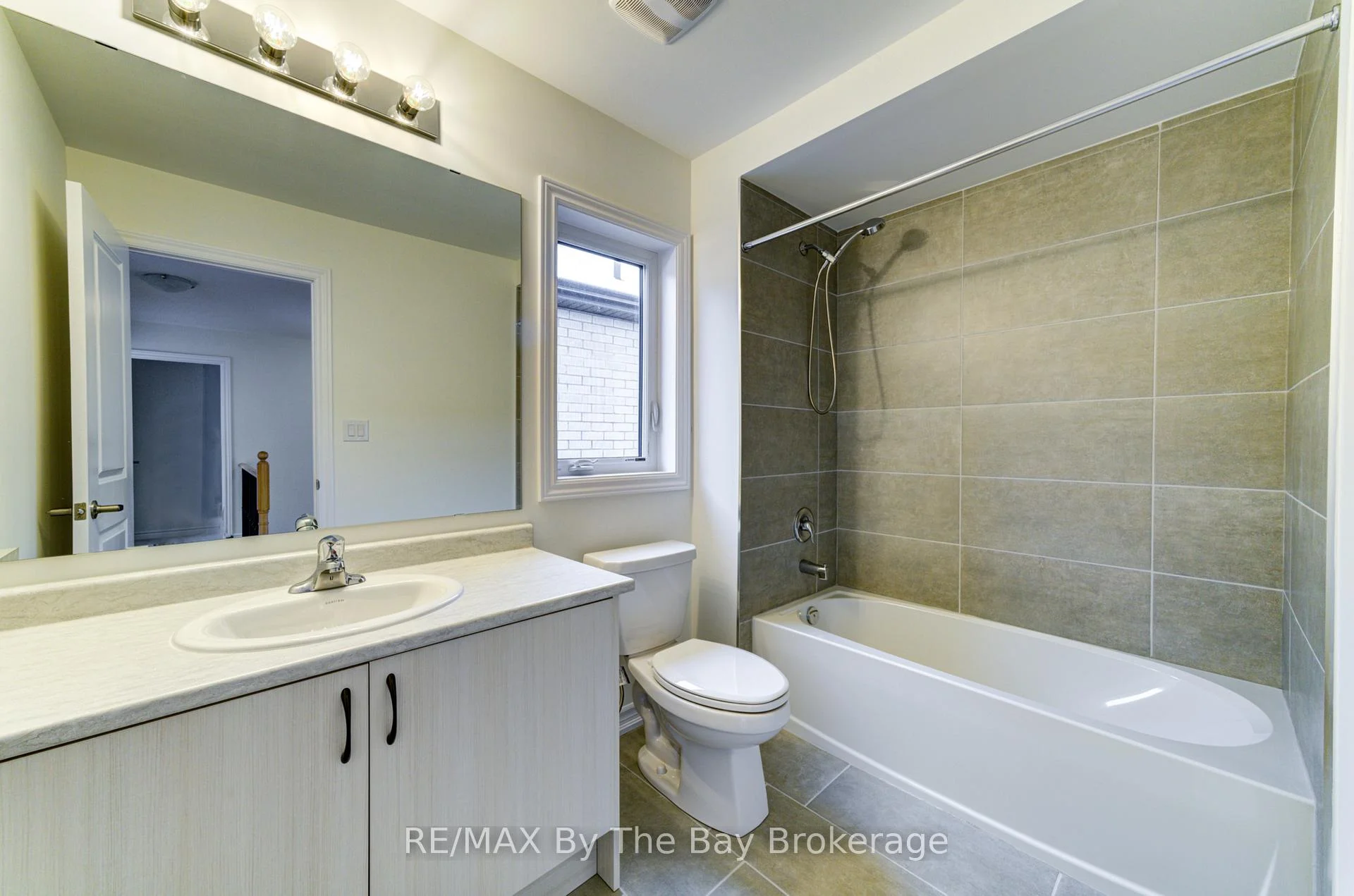 Photo 38 of 61 Rosanne Circle, Wasaga Beach — HOMEH