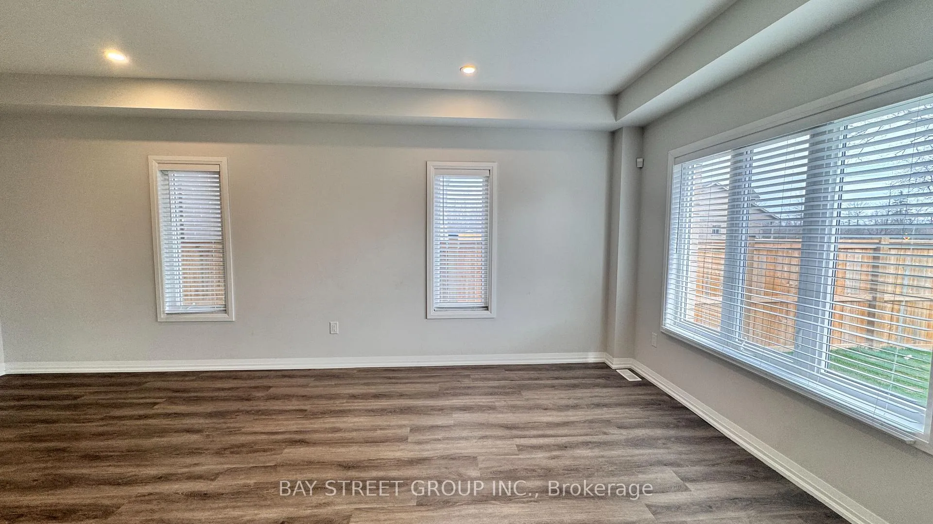 Photo 4 of 9348 White Oak Avenue, Niagara Falls, Lyons Creek — HOMEH