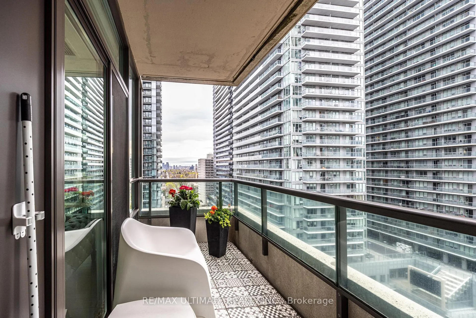 Photo 13 of Unit 1403, 88 Broadway Avenue, Toronto, Mount Pleasant West — HOMEH