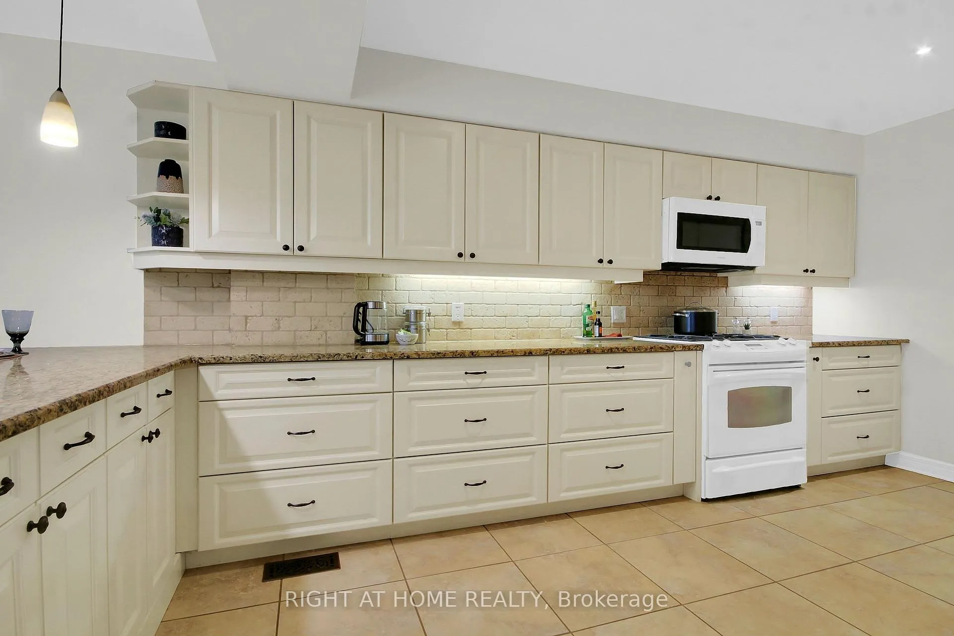 Photo 14 of 4162 Wolfe Point Way, Ottawa, Riverside South/Gloucester Glen — HOMEH
