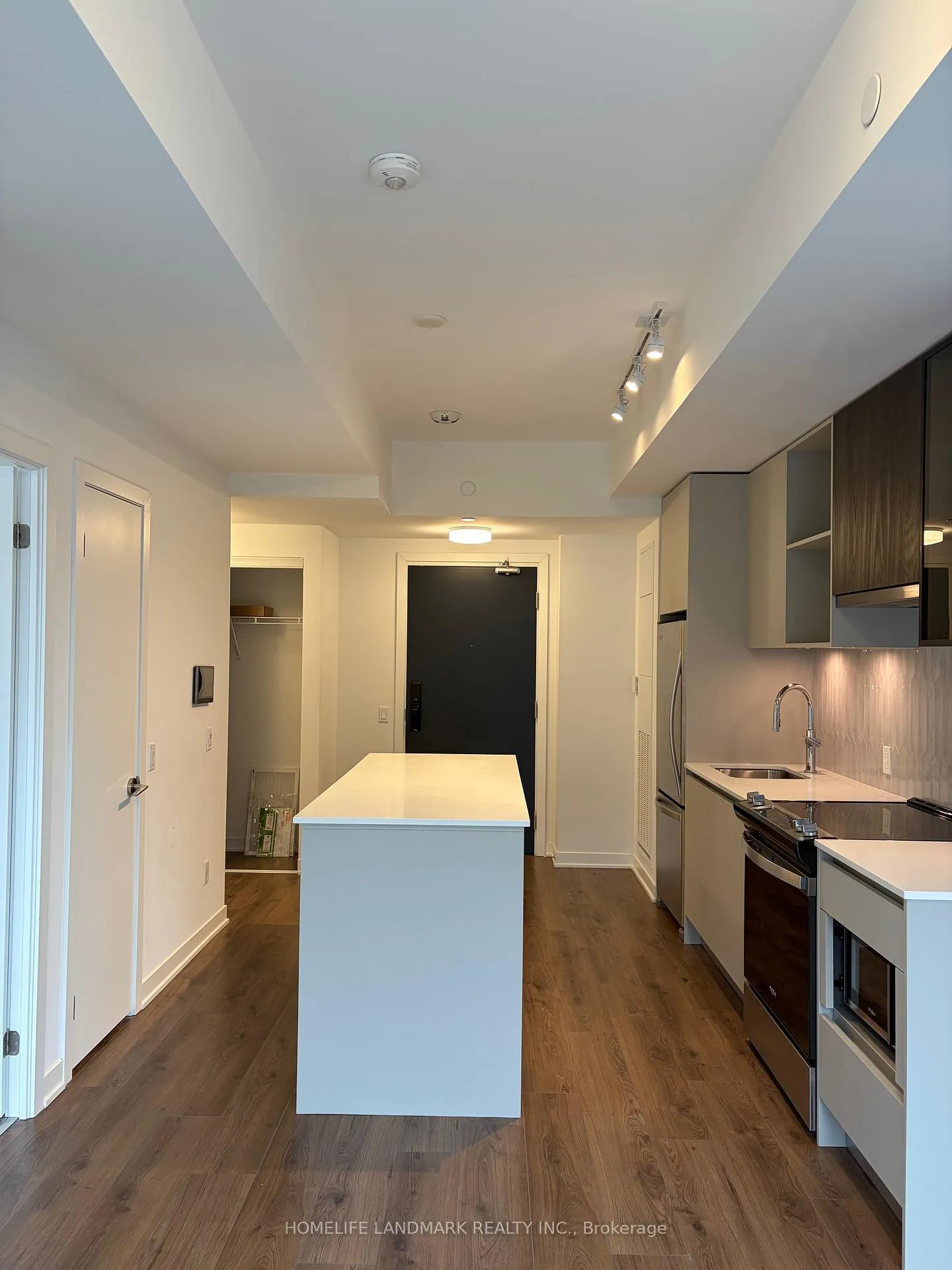Photo 2 of Unit 814, 405 Dundas Street W, Oakville, Glenorchy — HOMEH