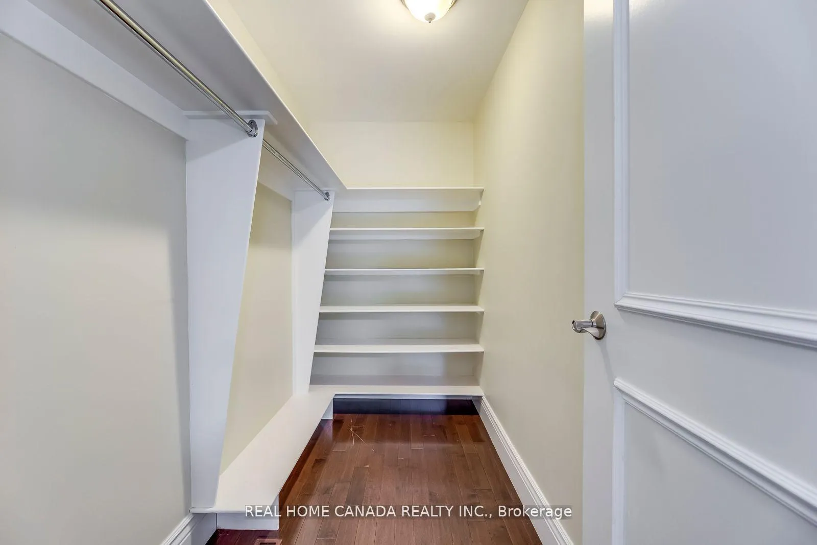 Photo 19 of 82 Arkendo Drive, Oakville, Ford — HOMEH