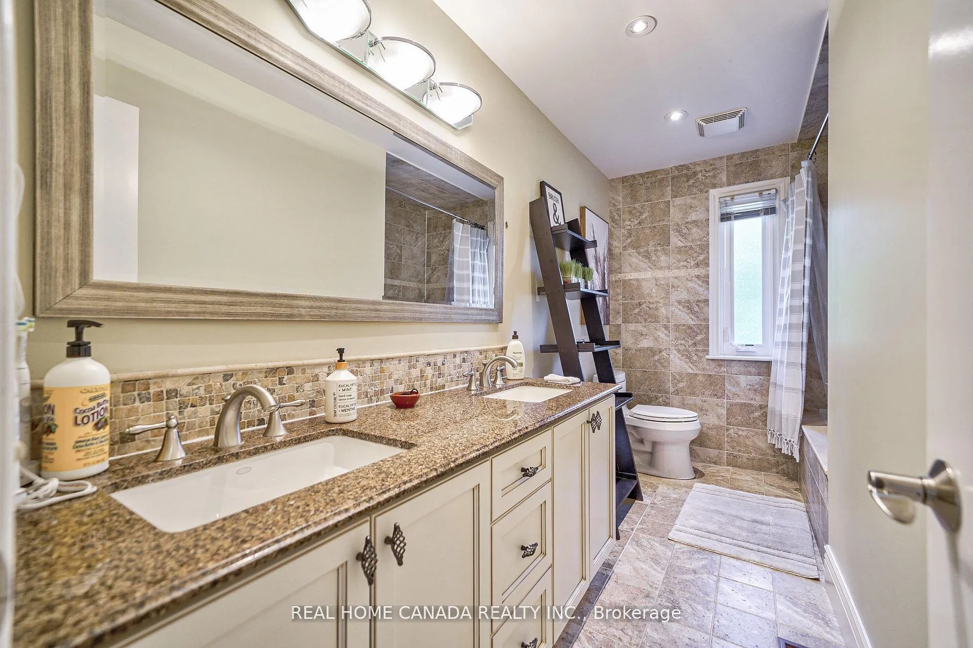 Photo 24 of 82 Arkendo Drive, Oakville, Ford — HOMEH