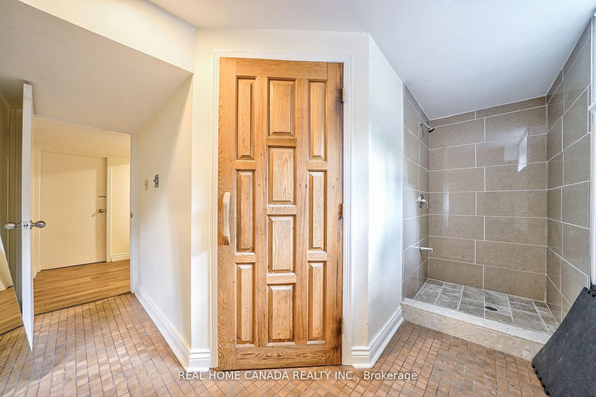 Photo 28 of 82 Arkendo Drive, Oakville, Ford — HOMEH