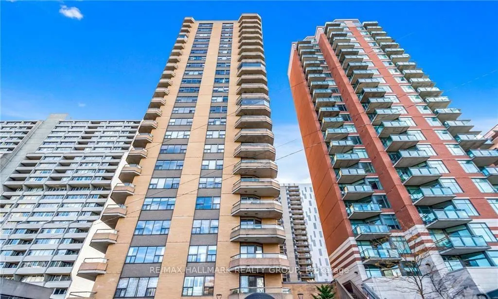 Front of Unit 2005, 556 Laurier Avenue W