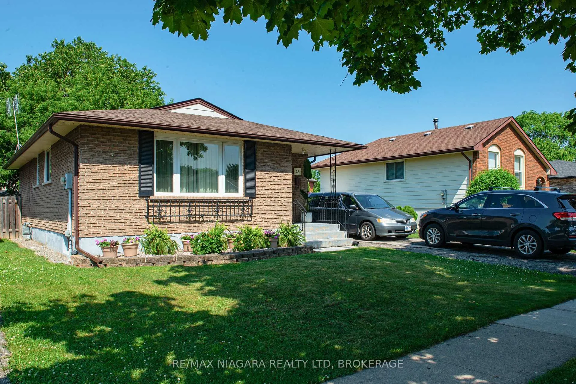 Photo 2 of 38 Roehampton Drive, St. Catharines, Carlton/Bunting — HOMEH