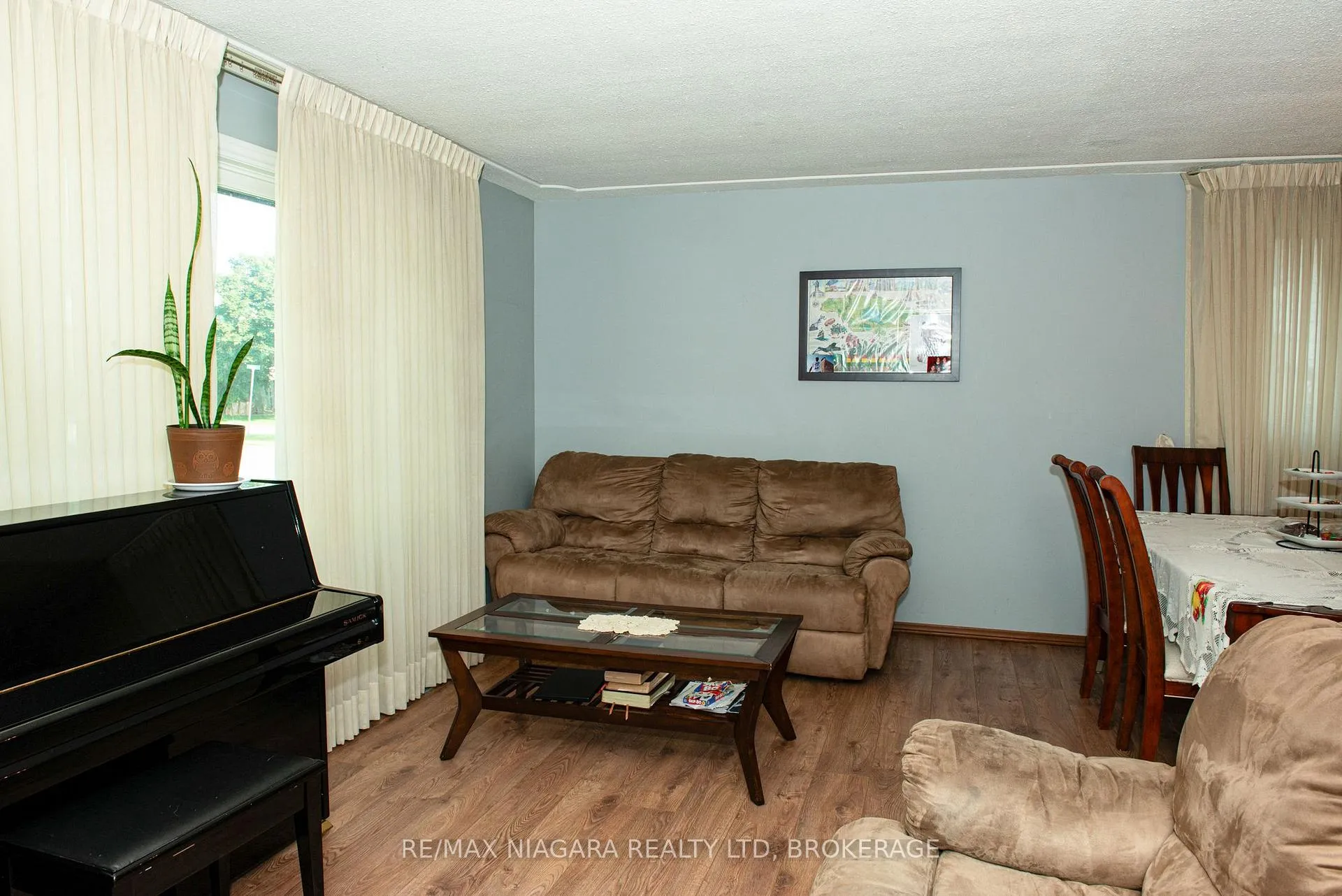 Photo 3 of 38 Roehampton Drive, St. Catharines, Carlton/Bunting — HOMEH