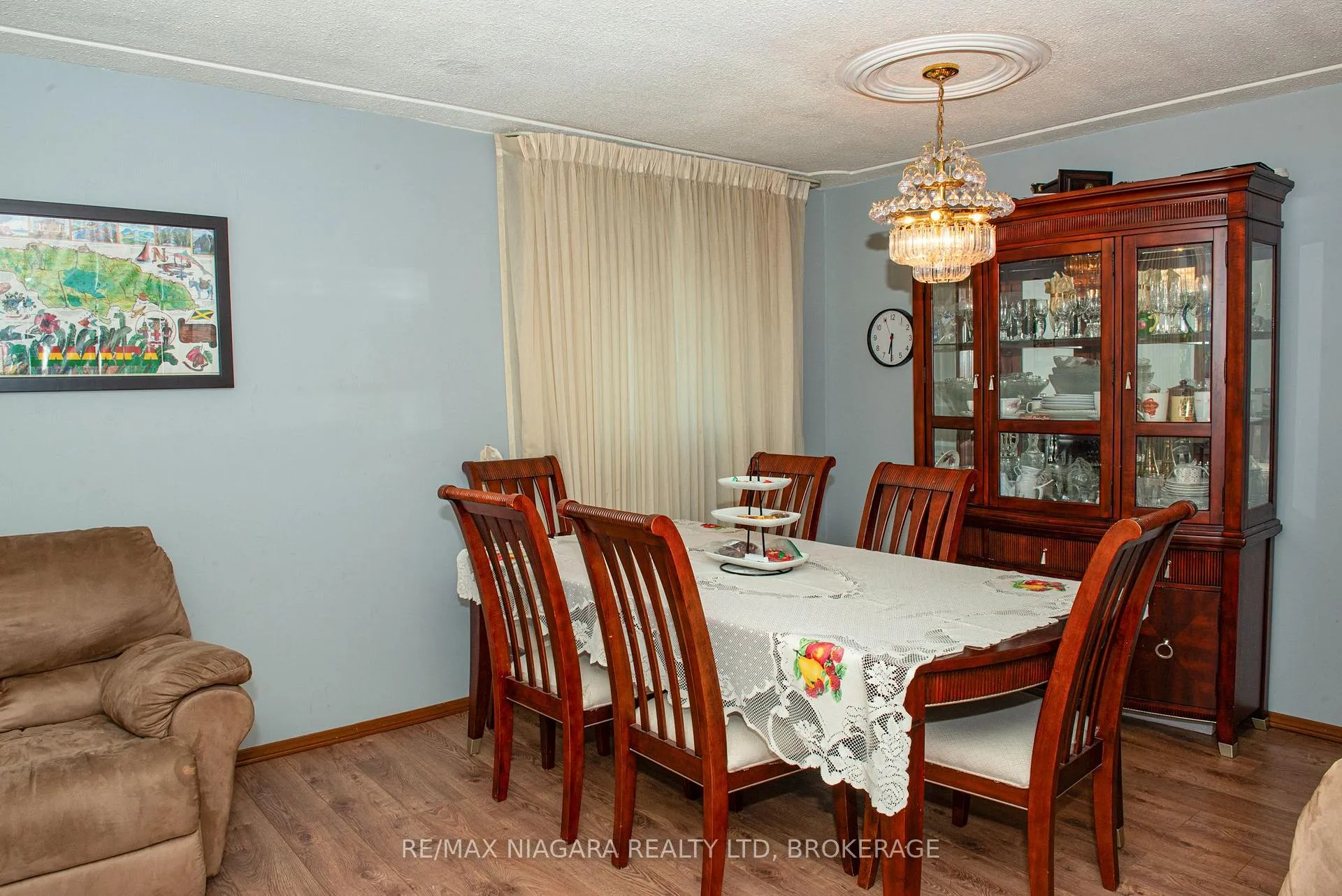 Photo 4 of 38 Roehampton Drive, St. Catharines, Carlton/Bunting — HOMEH