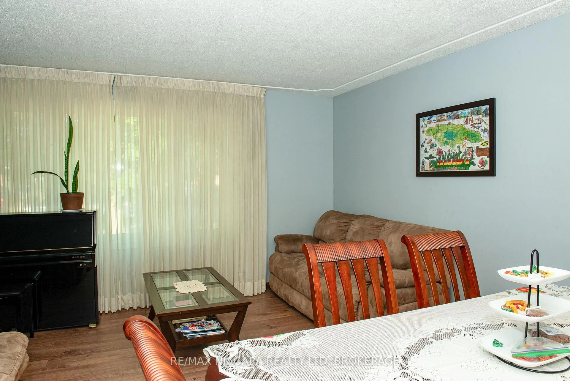 Photo 6 of 38 Roehampton Drive, St. Catharines, Carlton/Bunting — HOMEH