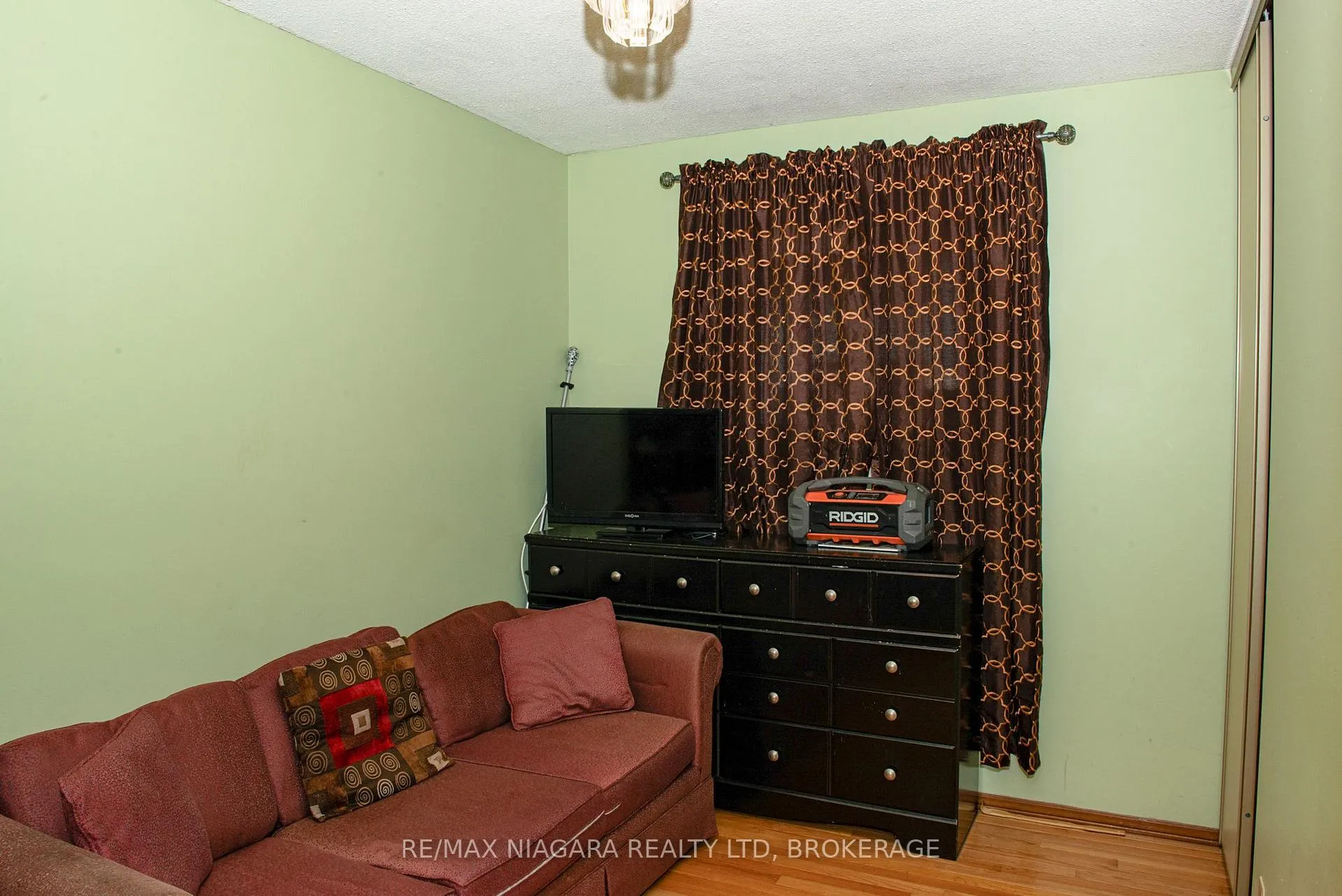 Photo 11 of 38 Roehampton Drive, St. Catharines, Carlton/Bunting — HOMEH