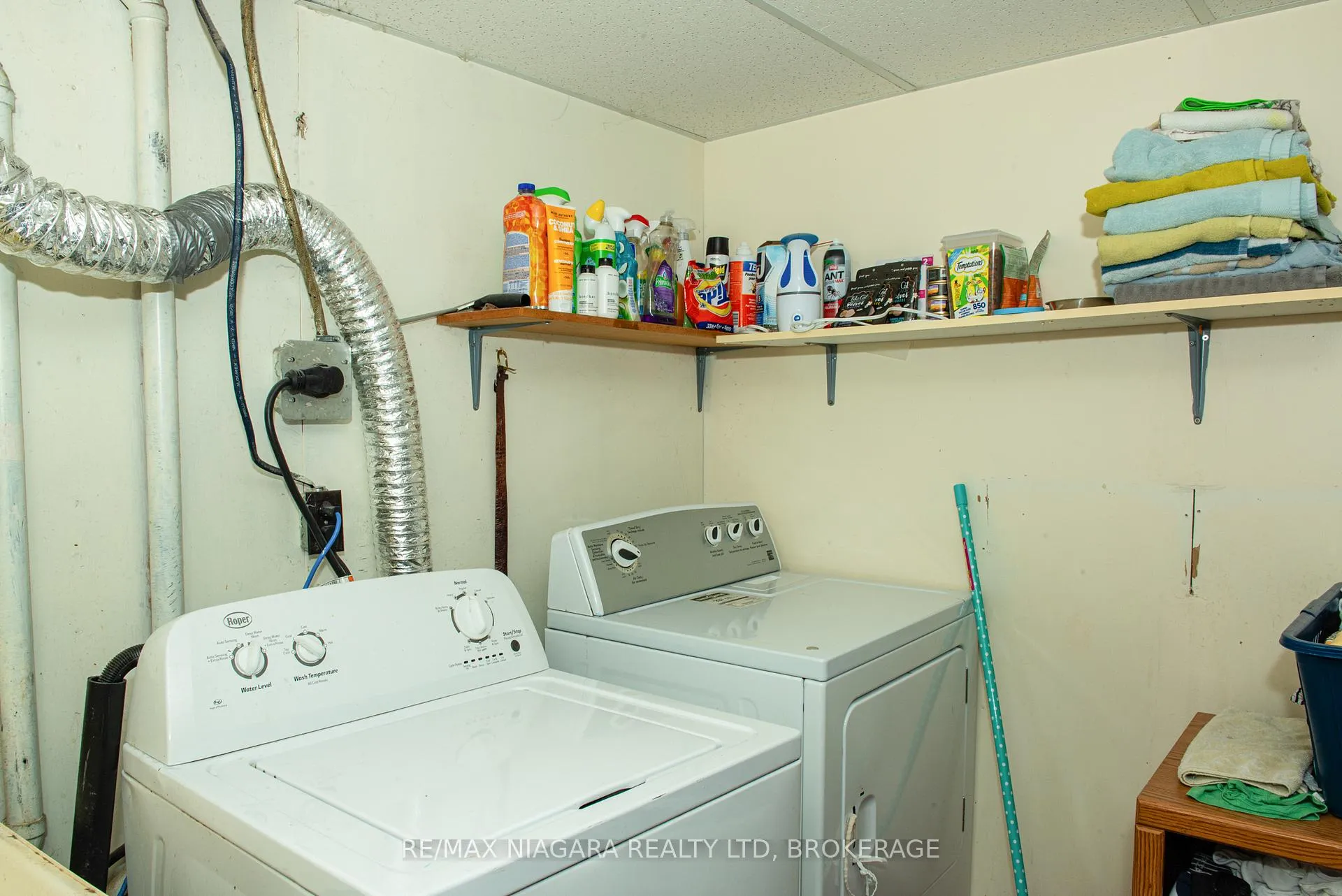 Photo 20 of 38 Roehampton Drive, St. Catharines, Carlton/Bunting — HOMEH