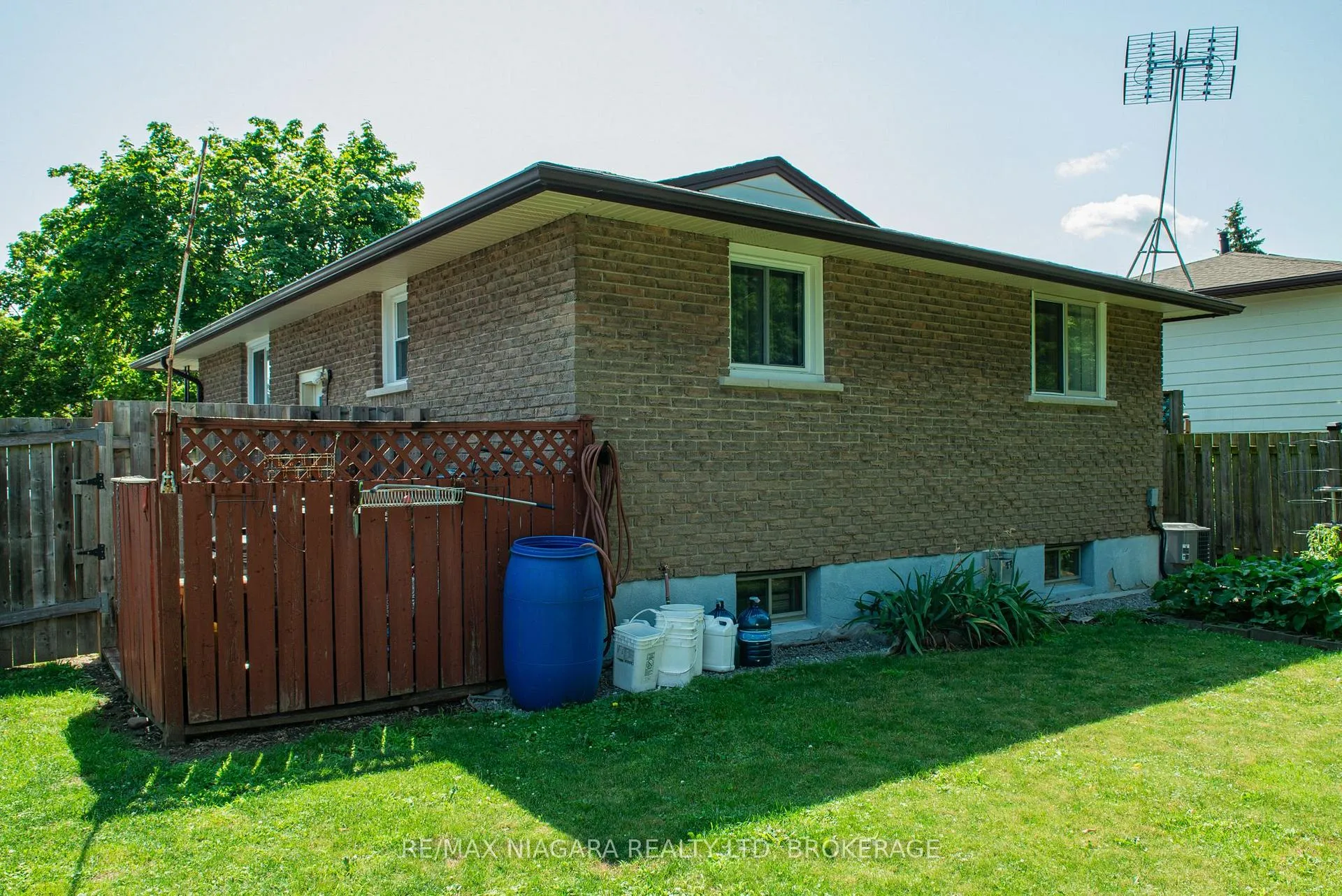 Photo 23 of 38 Roehampton Drive, St. Catharines, Carlton/Bunting — HOMEH