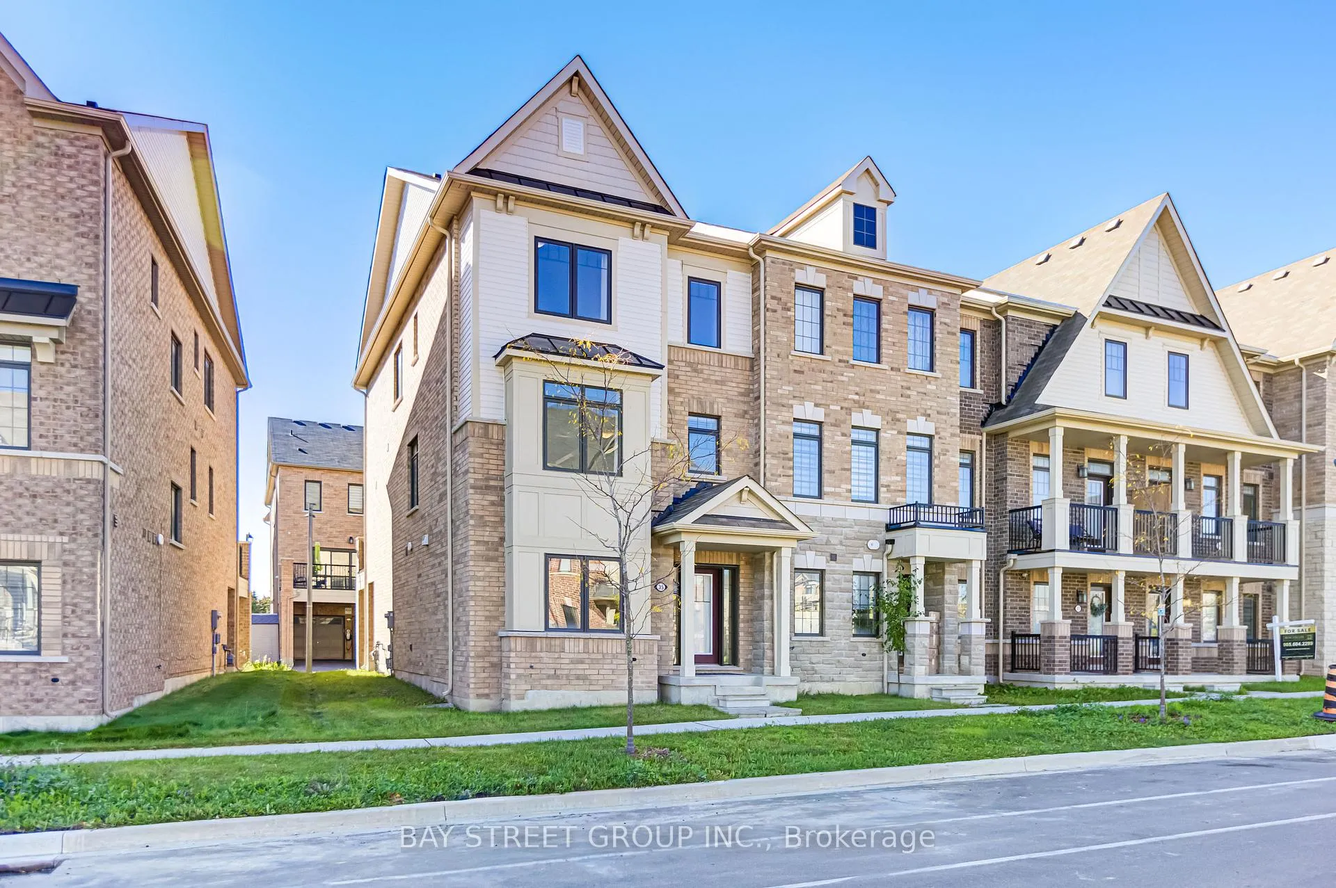 Photo 3 of 35 George Peach Avenue, Markham, Victoria Square — HOMEH