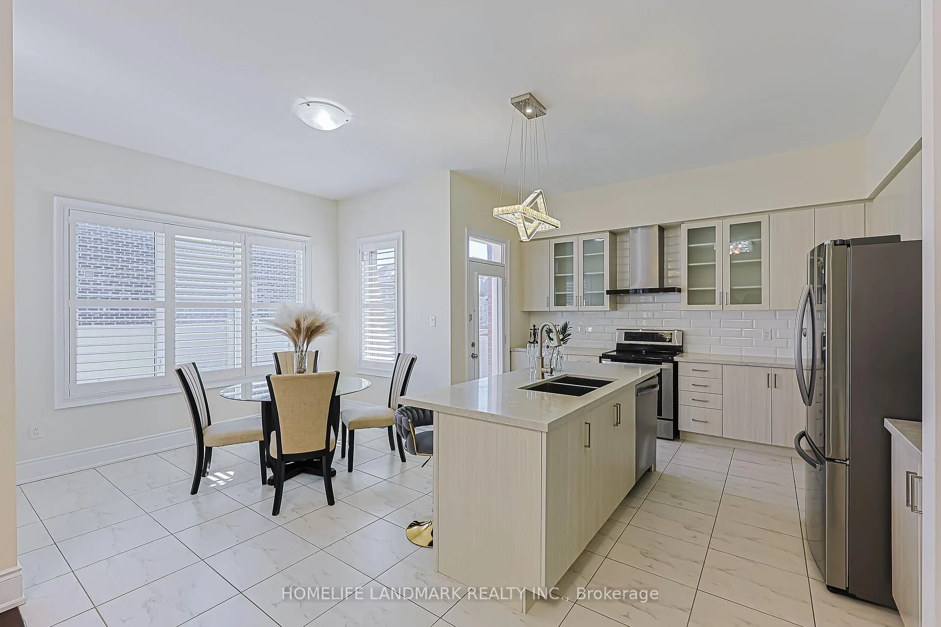 Photo 12 of 205 Conklin Crescent, Aurora, Rural Aurora — HOMEH