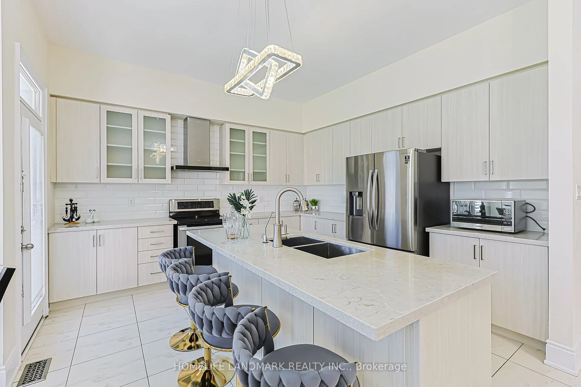 Photo 13 of 205 Conklin Crescent, Aurora, Rural Aurora — HOMEH