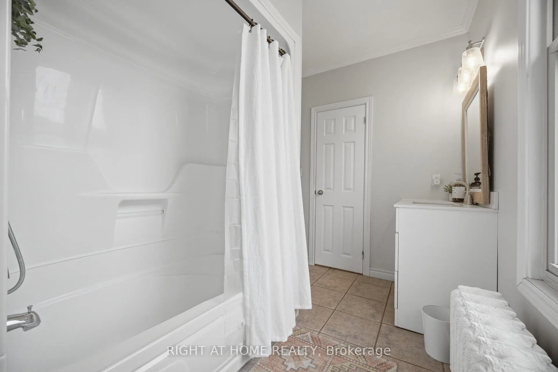Photo 36 of 56 Chestnut Avenue, Brantford — HOMEH