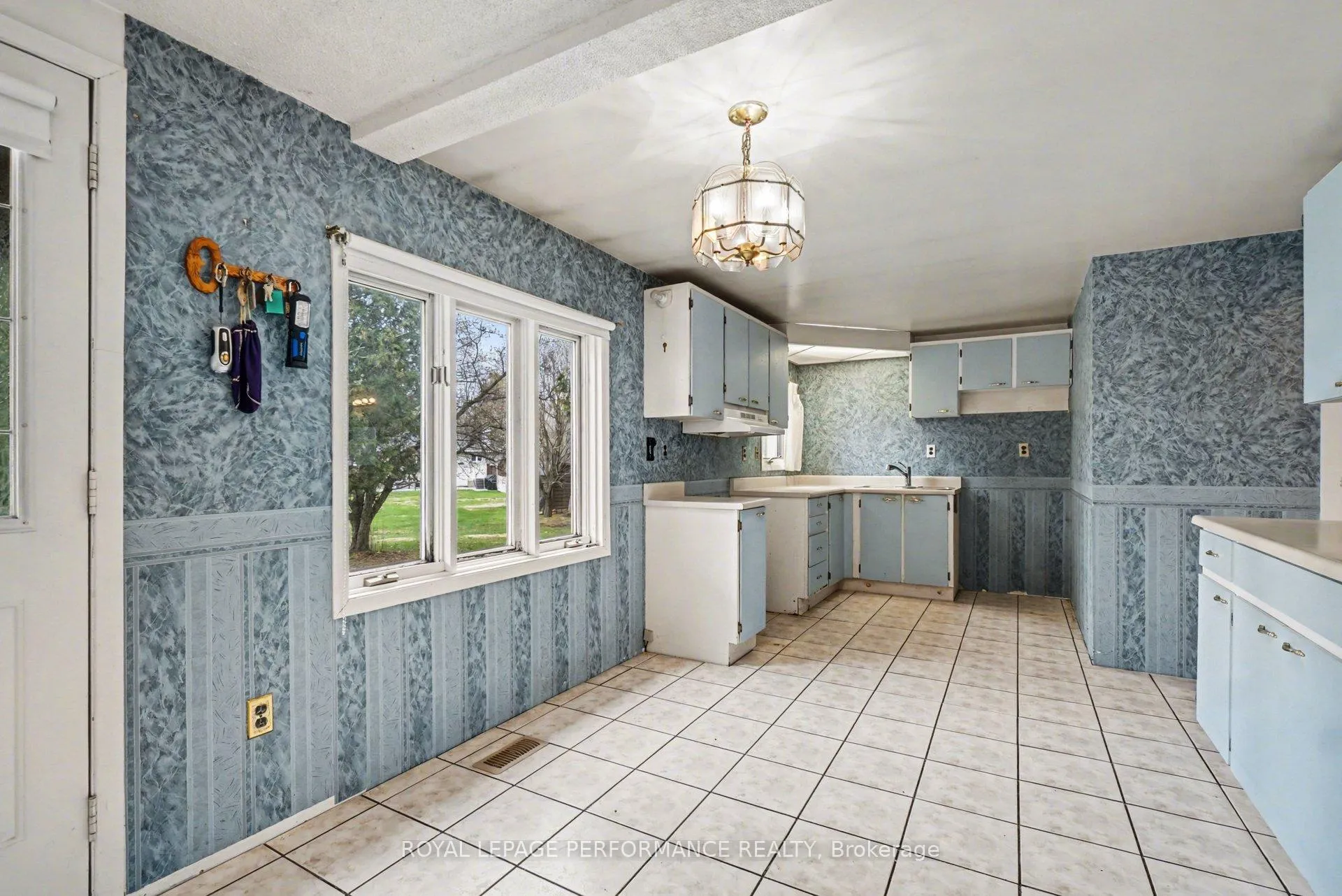 Photo 11 of 4946 Thunder Road, Ottawa, Carlsbad Springs — HOMEH
