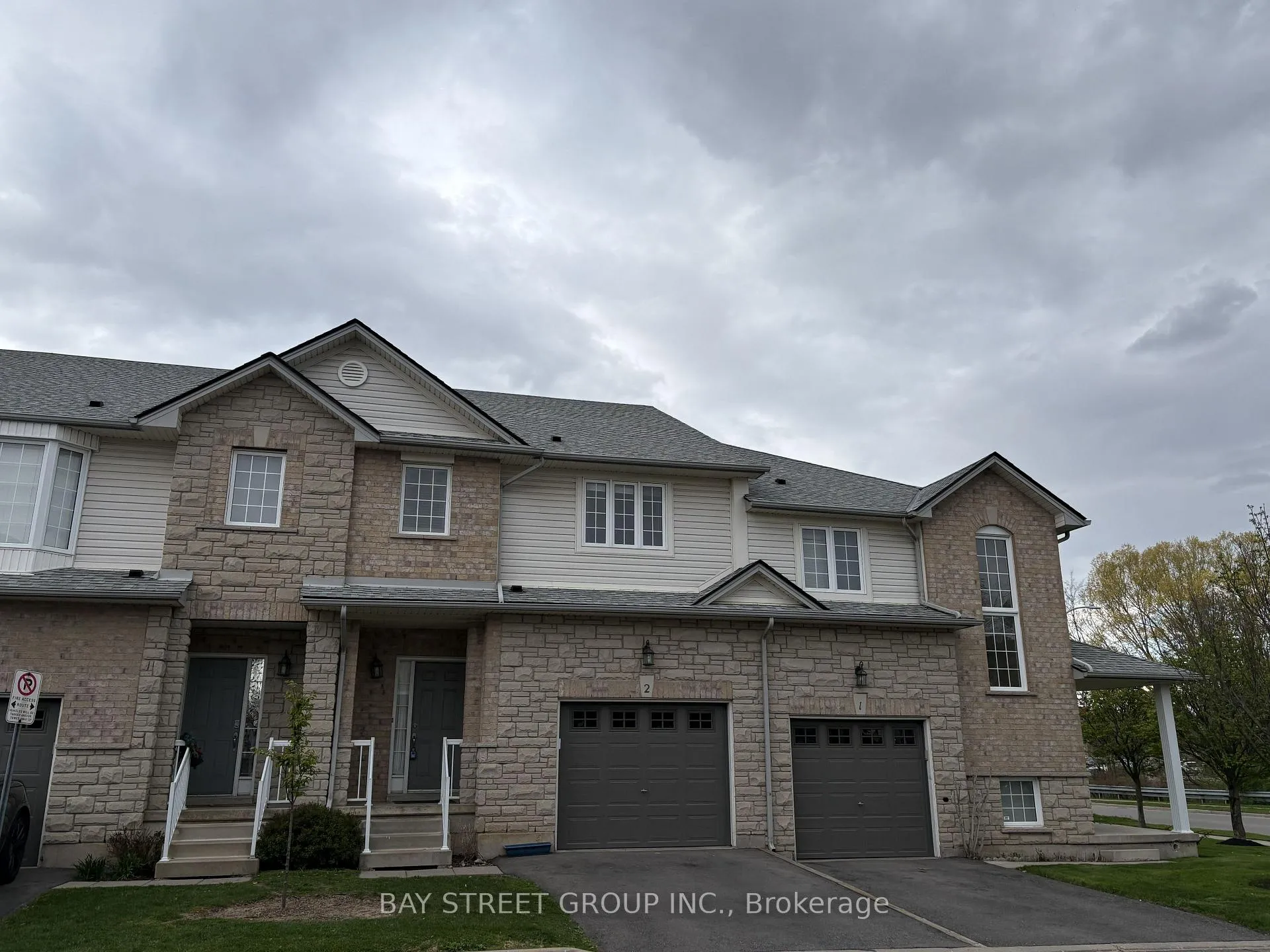 Photo 3 of Unit 2, 60 Cloverleaf Drive, Hamilton, Ancaster — HOMEH