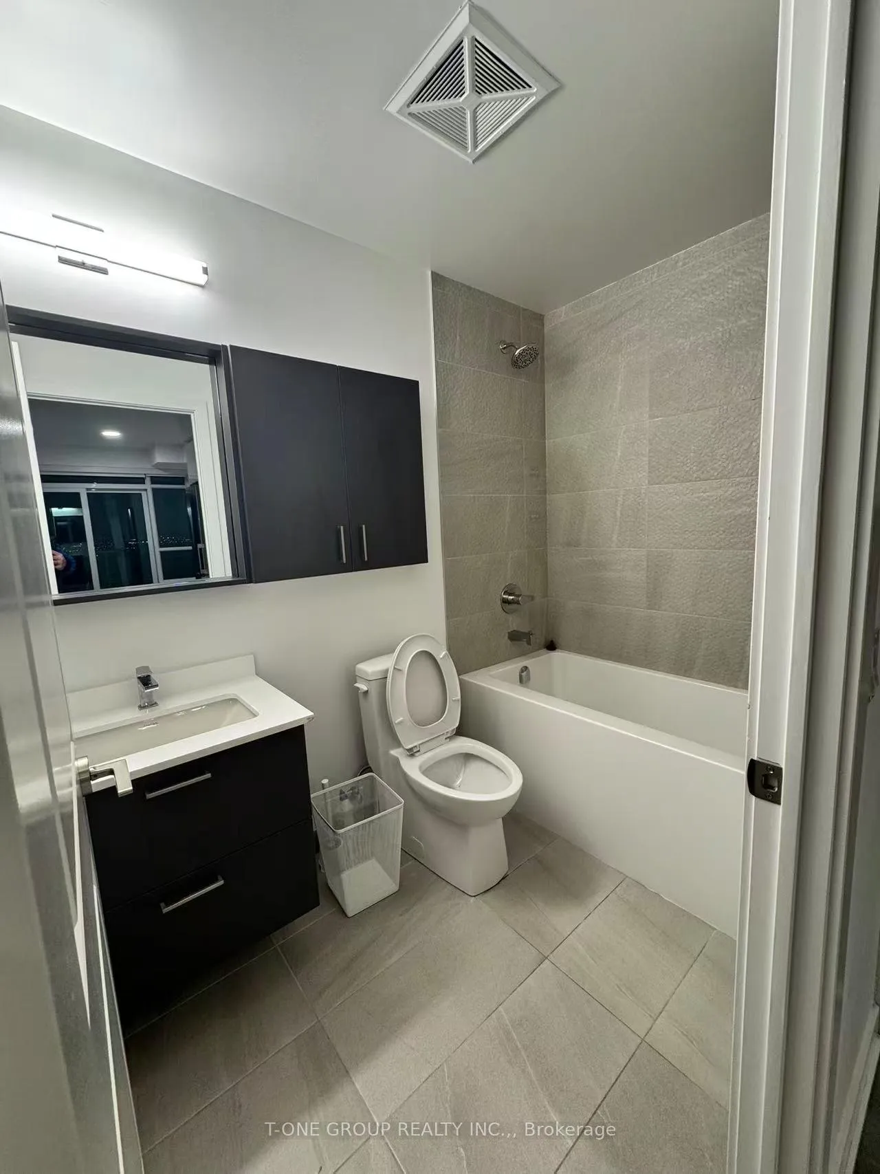 Photo 3 of Unit 2707, 50 Upper Mall Way, Vaughan, Brownridge — HOMEH