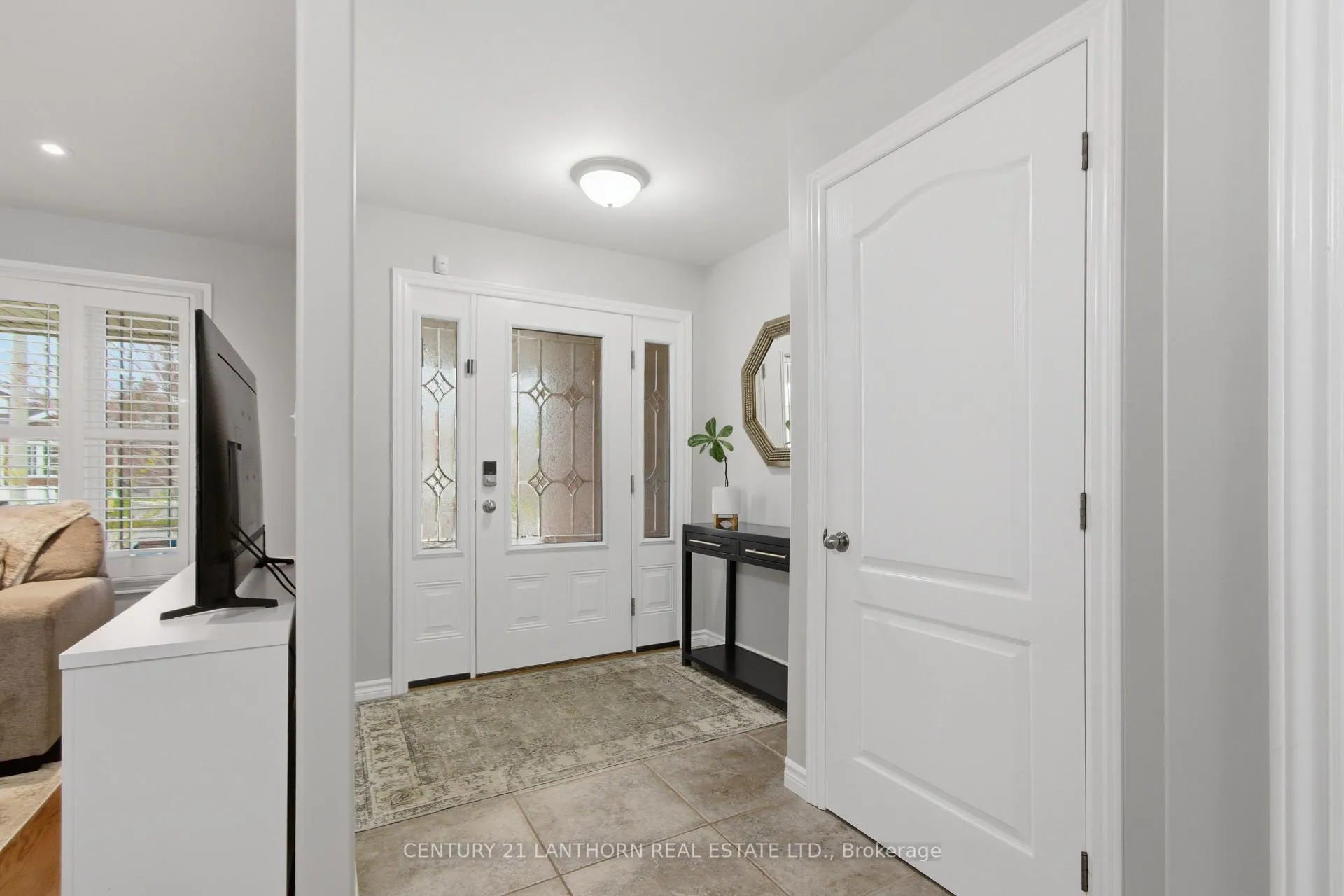 Photo 5 of 35 Gale Crescent, Belleville, Thurlow Ward — HOMEH
