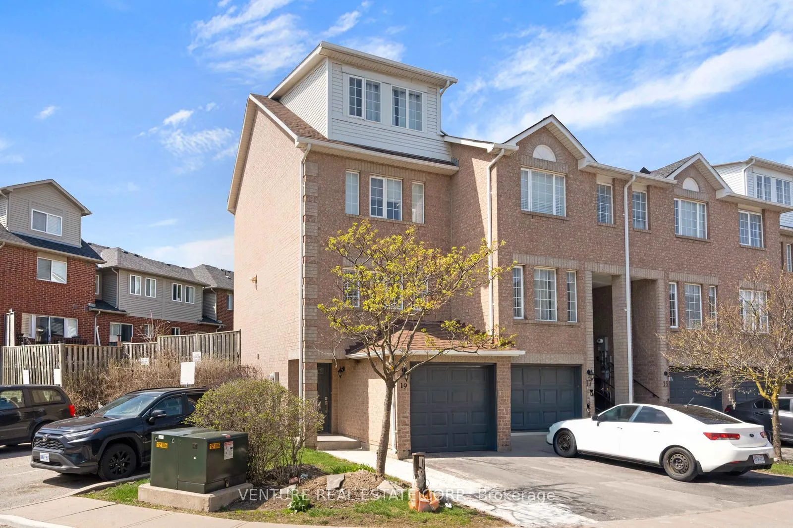 Photo 2 of 19 Spadina Road, Brampton, Brampton West — HOMEH
