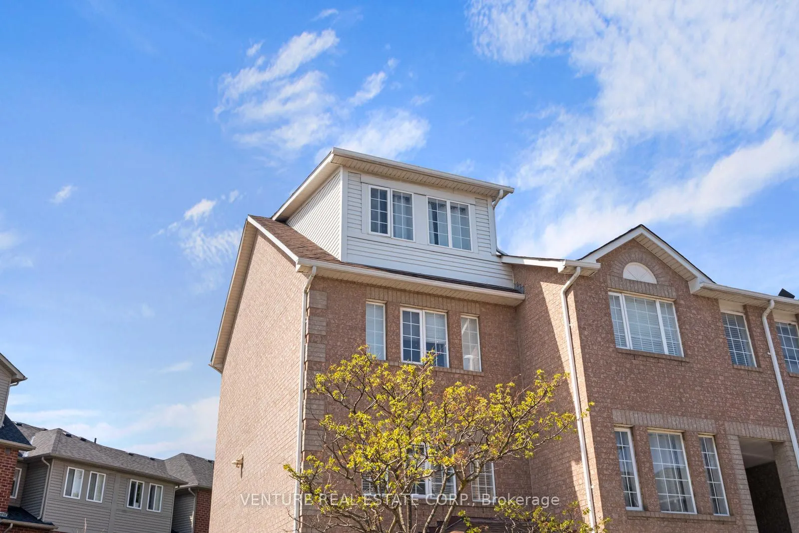 Photo 3 of 19 Spadina Road, Brampton, Brampton West — HOMEH