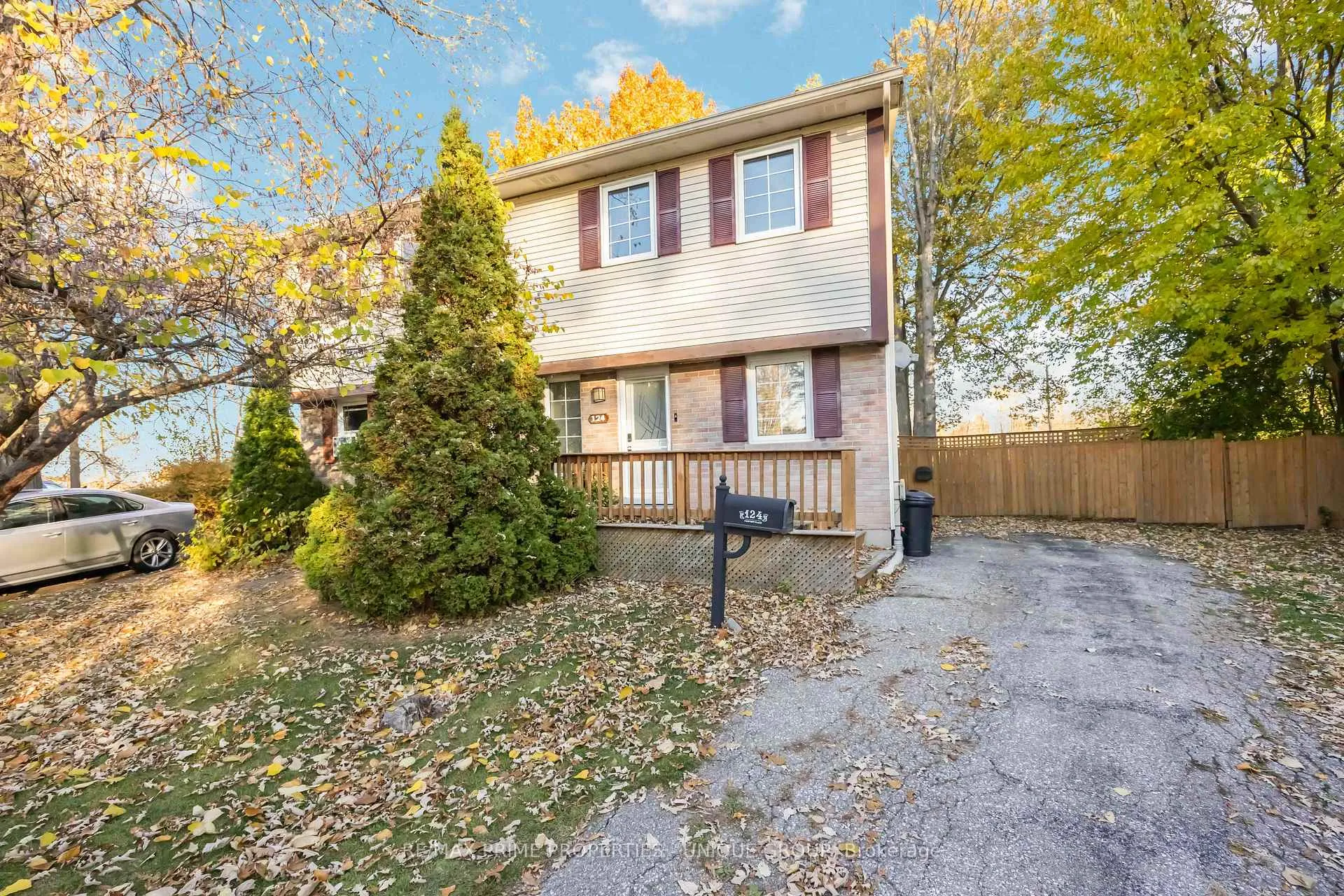 Photo 1 of 124 Fairview Place, Sarnia — HOMEH