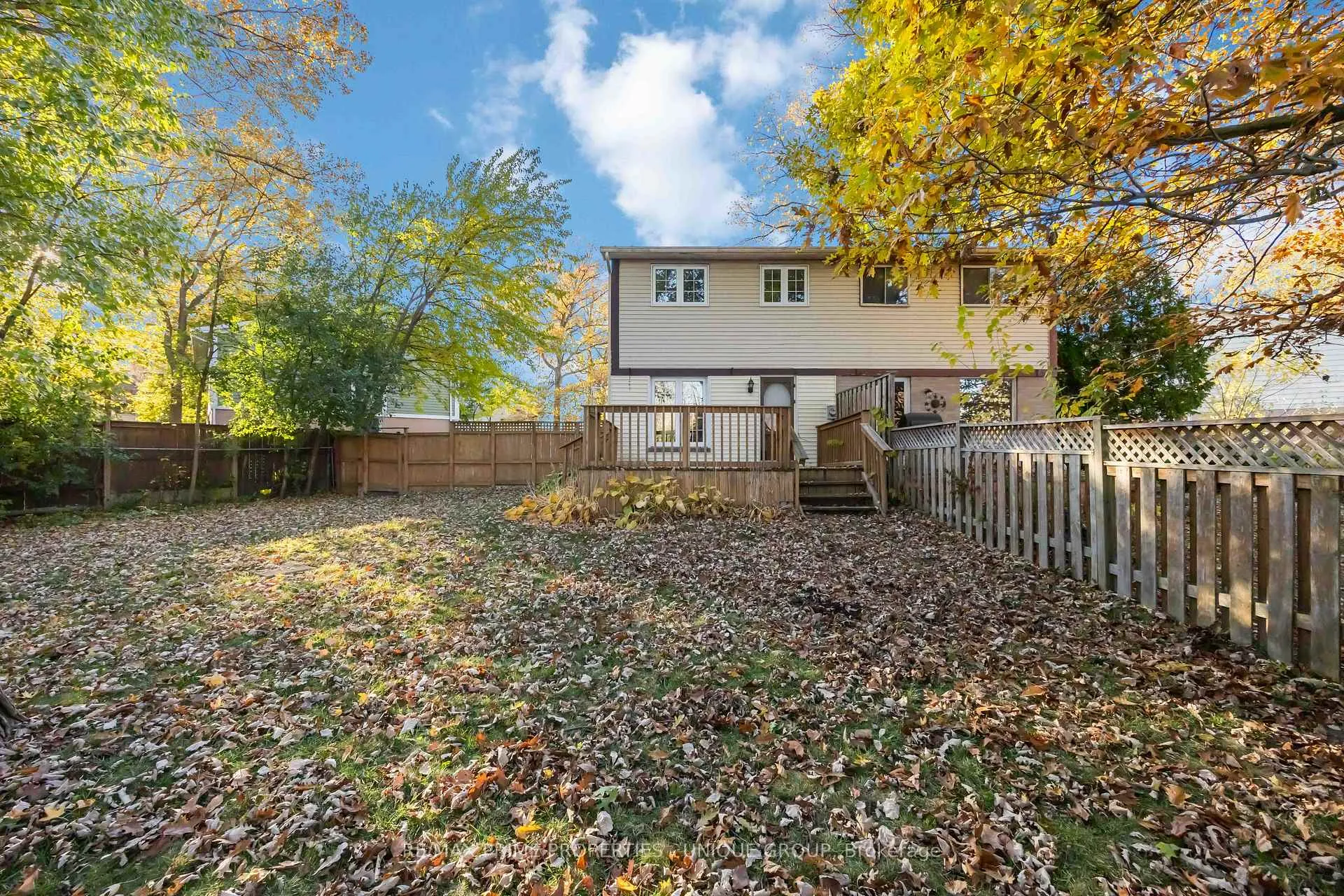 Photo 2 of 124 Fairview Place, Sarnia — HOMEH
