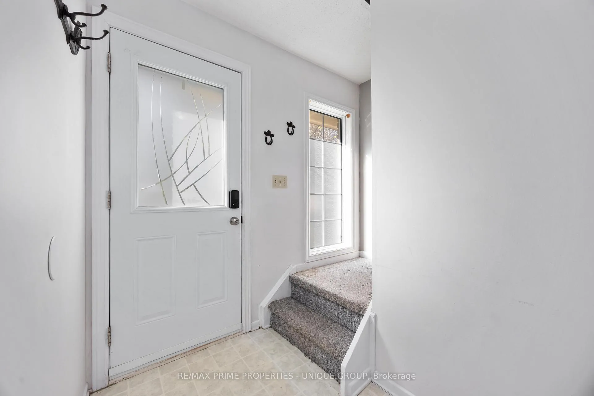 Photo 5 of 124 Fairview Place, Sarnia — HOMEH