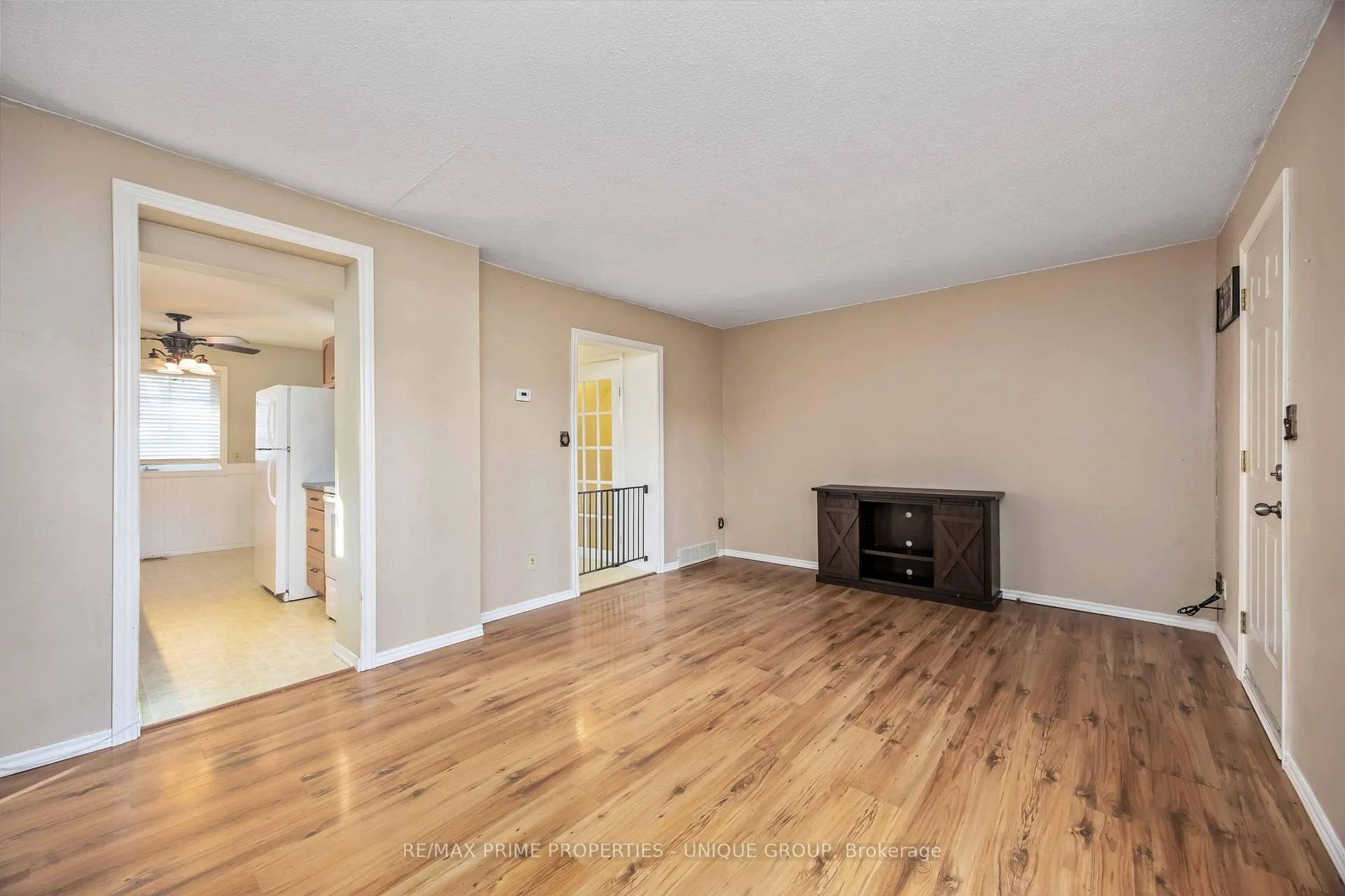 Photo 8 of 124 Fairview Place, Sarnia — HOMEH