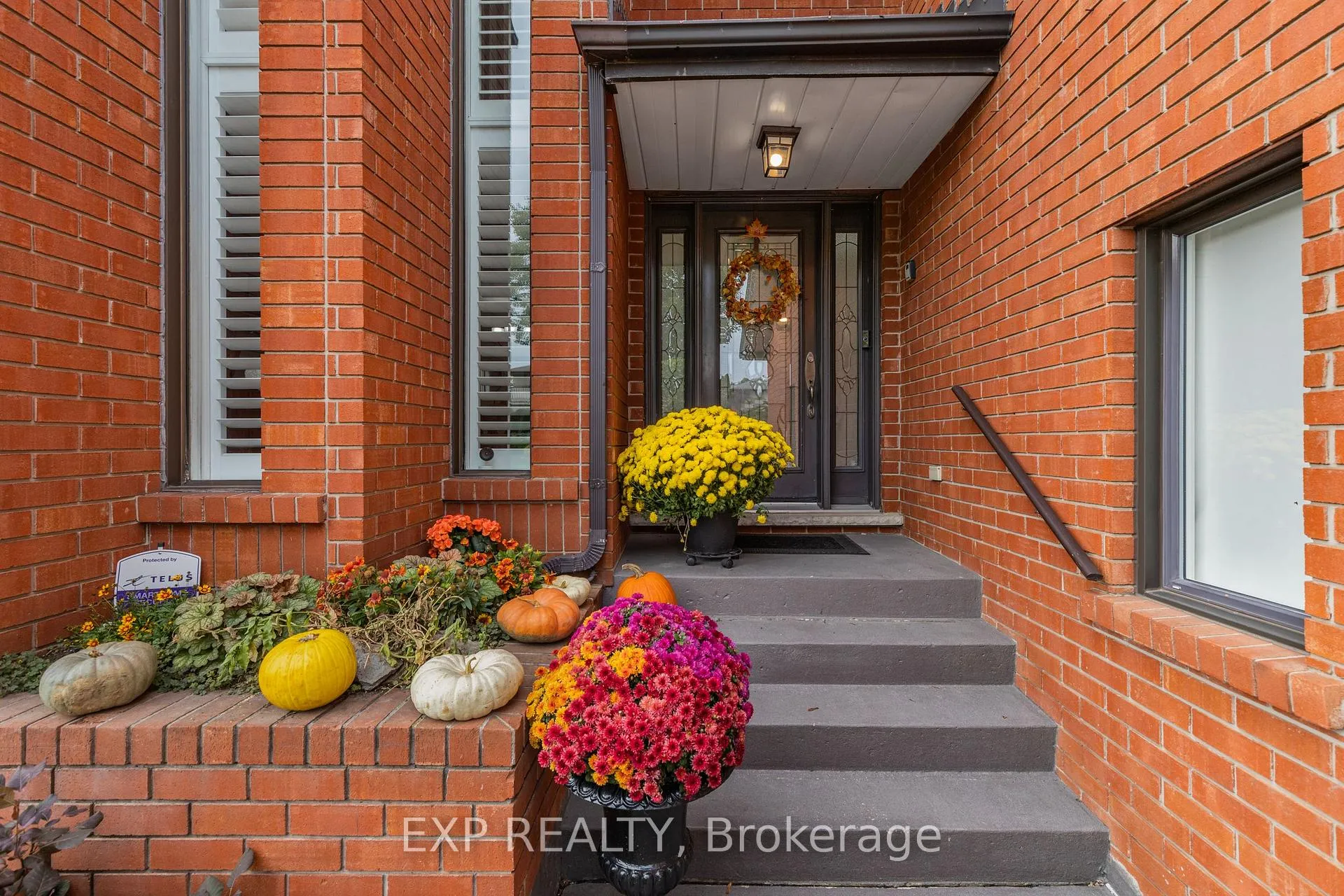 Photo 2 of 10 Vega Crescent, Hamilton, Stoney Creek — HOMEH