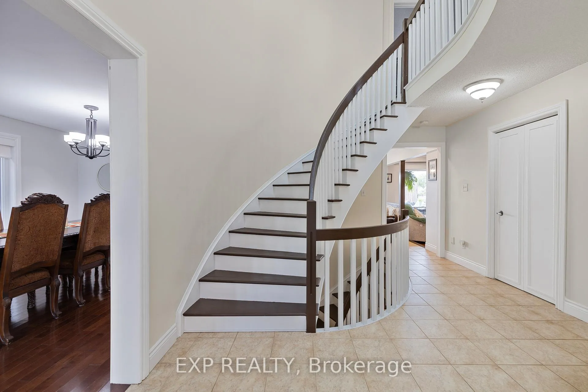 Photo 3 of 10 Vega Crescent, Hamilton, Stoney Creek — HOMEH
