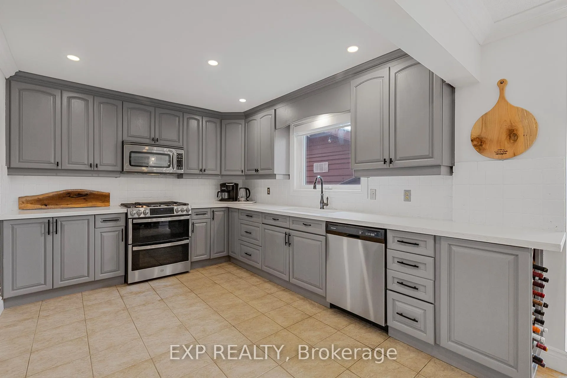 Photo 7 of 10 Vega Crescent, Hamilton, Stoney Creek — HOMEH