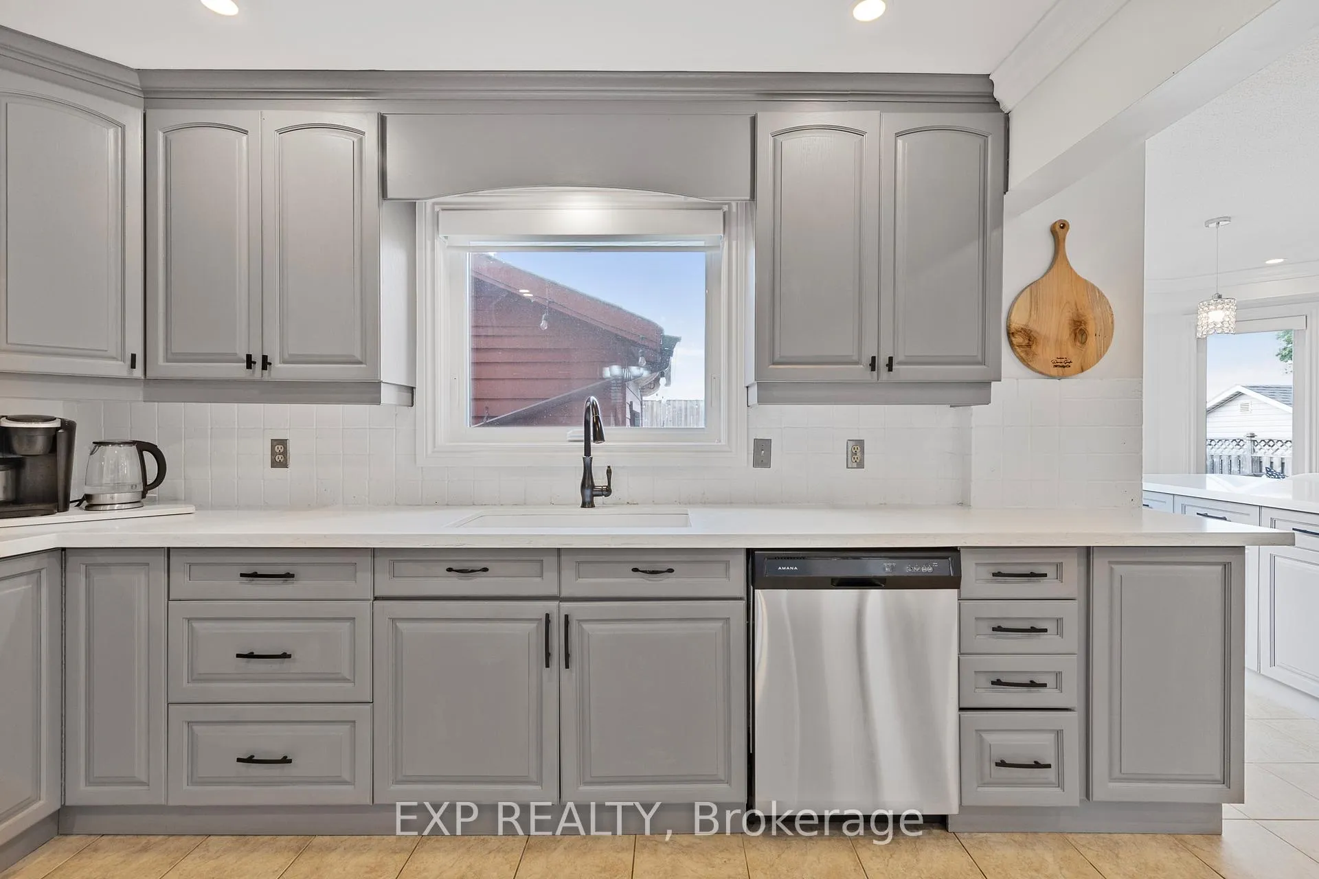 Photo 8 of 10 Vega Crescent, Hamilton, Stoney Creek — HOMEH