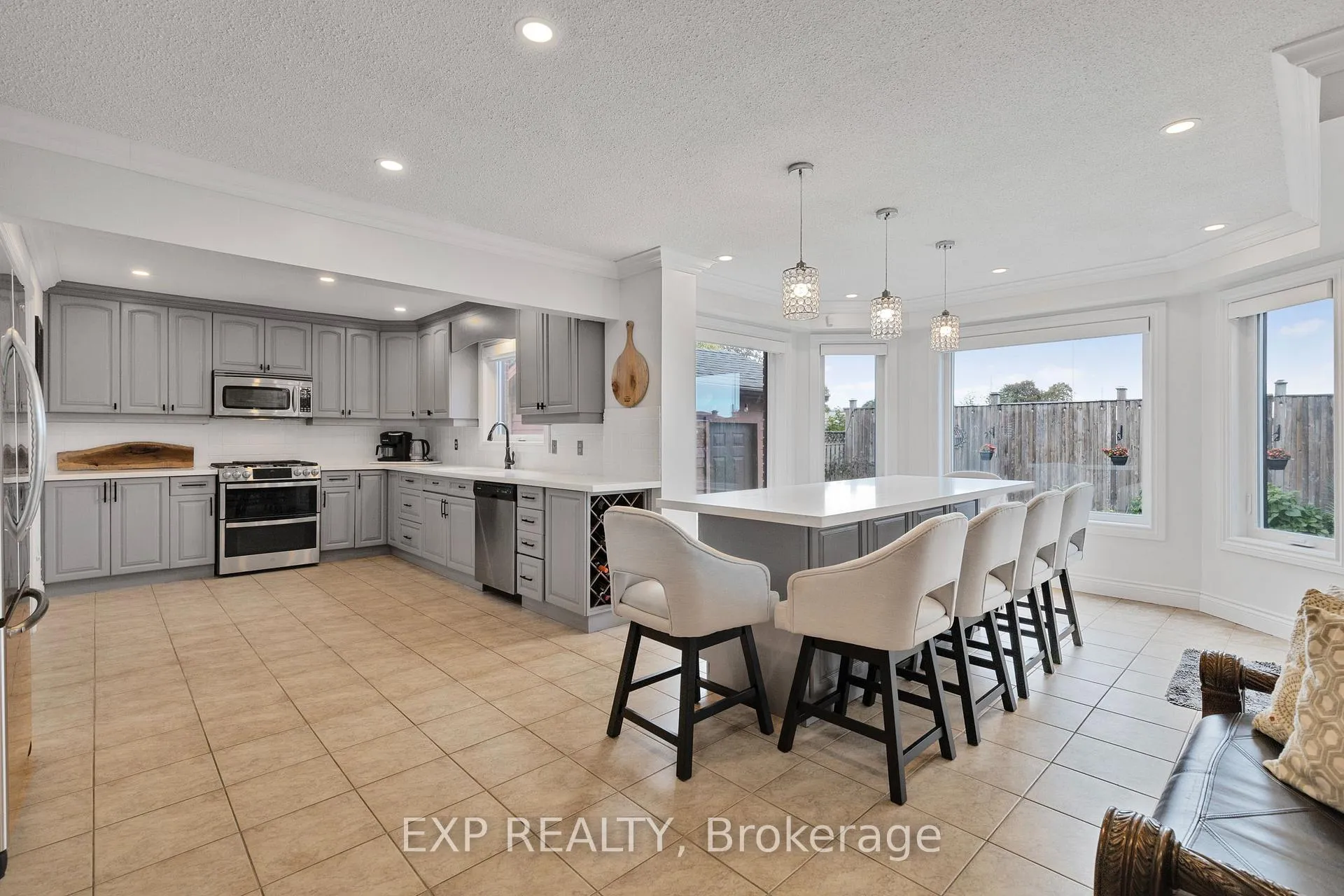 Photo 13 of 10 Vega Crescent, Hamilton, Stoney Creek — HOMEH