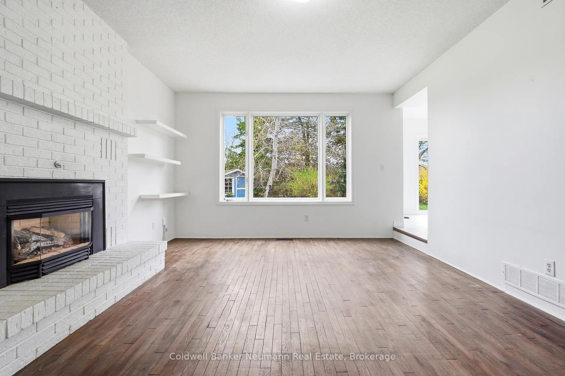 Photo 4 of 42 Hands Drive, Guelph, Kortright East — HOMEH