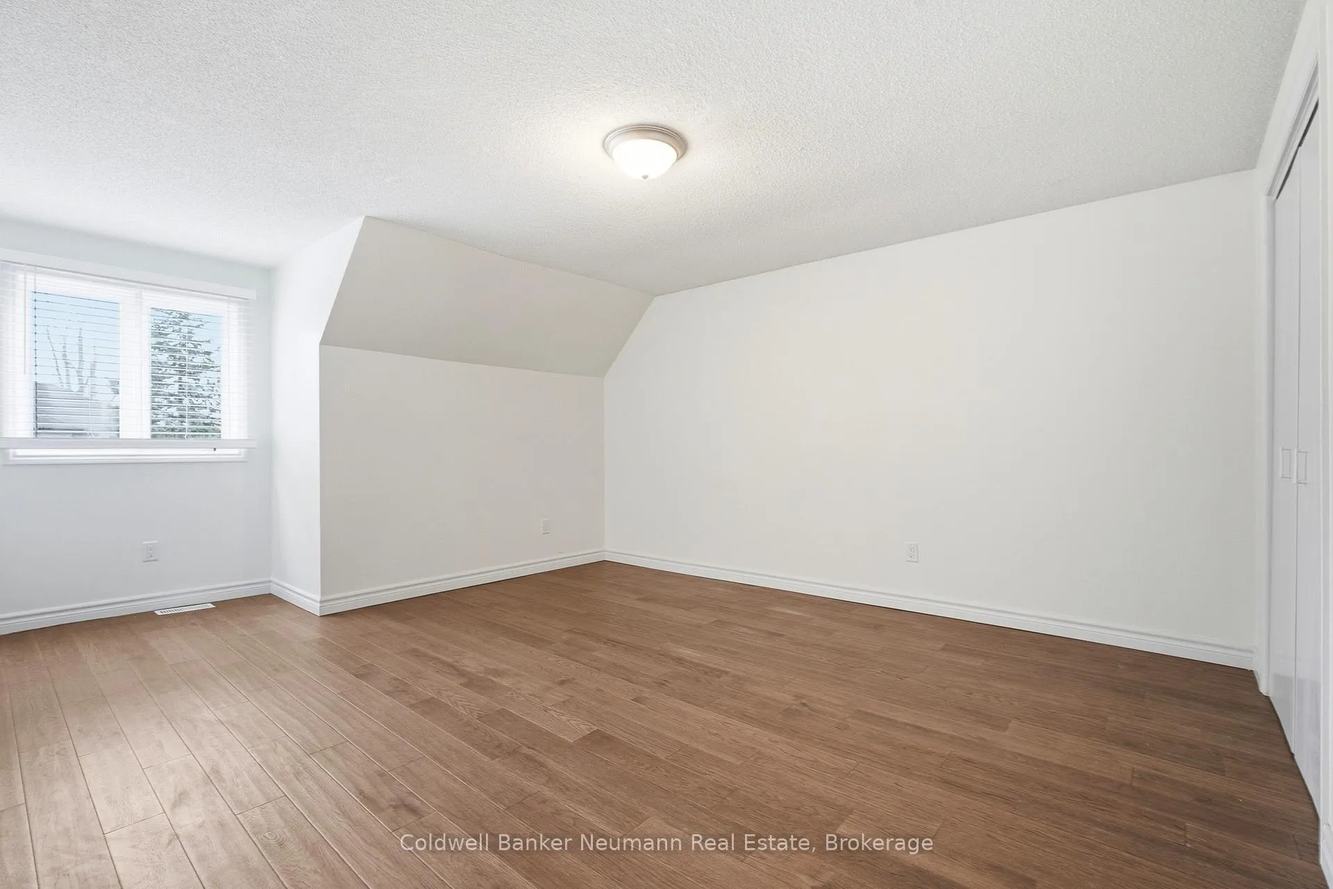 Photo 19 of 42 Hands Drive, Guelph, Kortright East — HOMEH