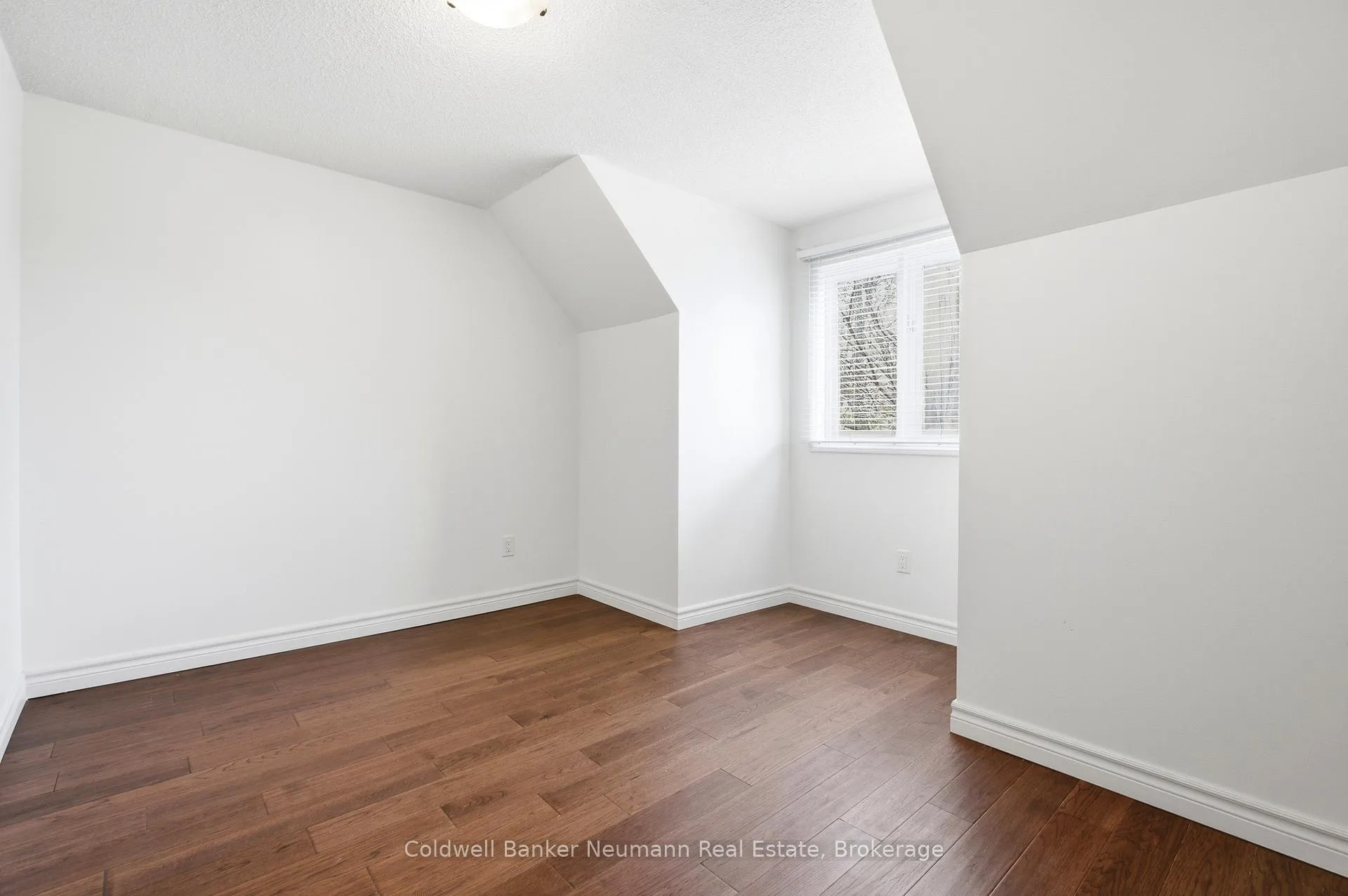 Photo 20 of 42 Hands Drive, Guelph, Kortright East — HOMEH
