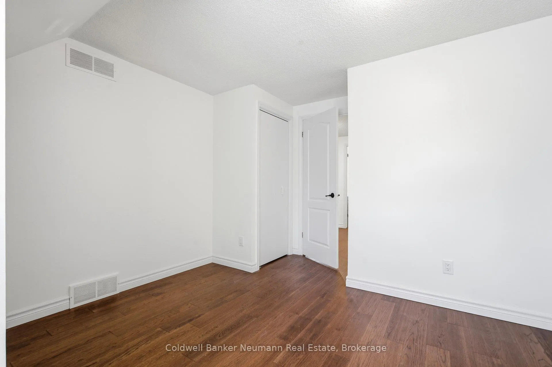 Photo 23 of 42 Hands Drive, Guelph, Kortright East — HOMEH
