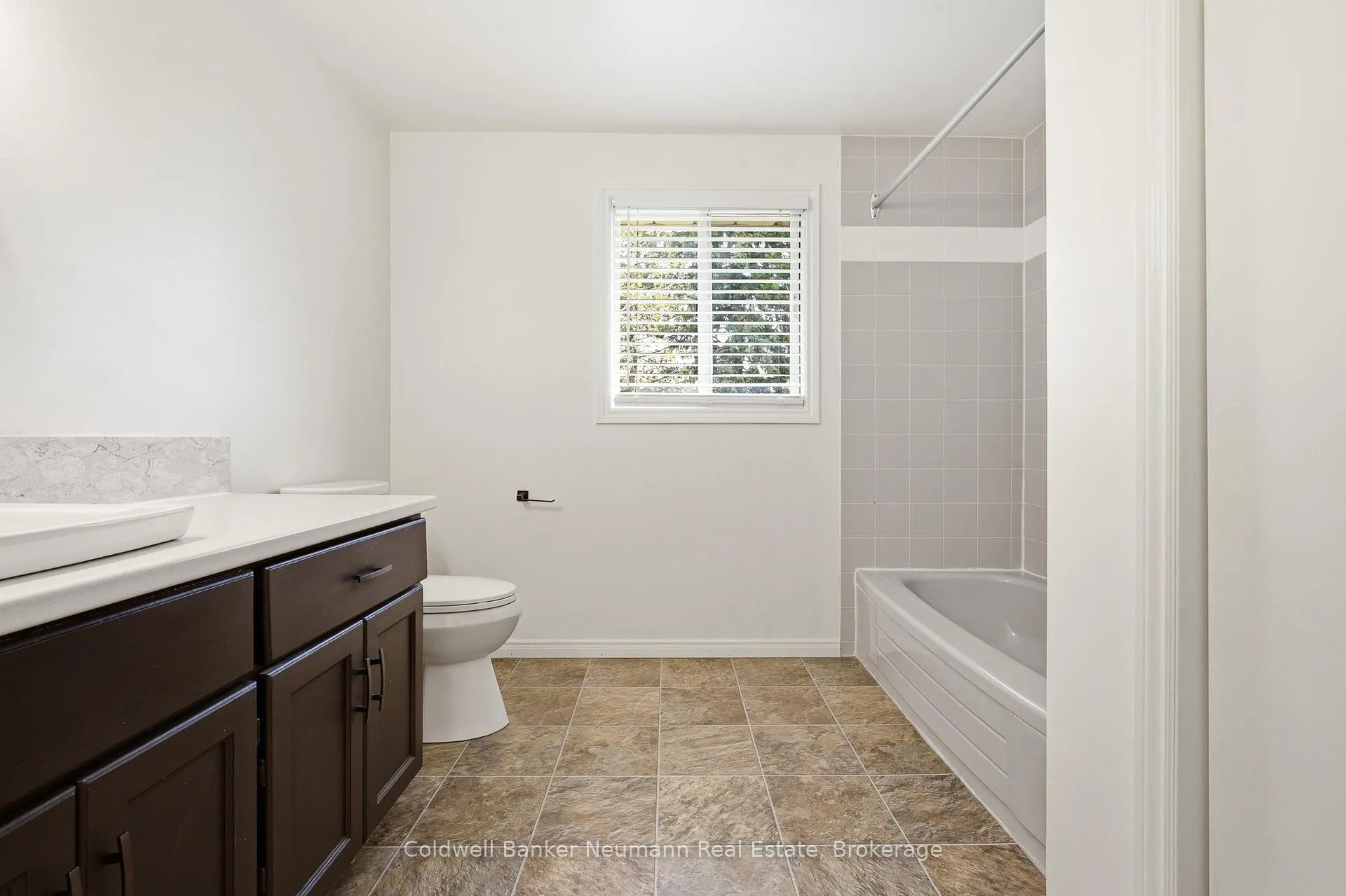Photo 24 of 42 Hands Drive, Guelph, Kortright East — HOMEH