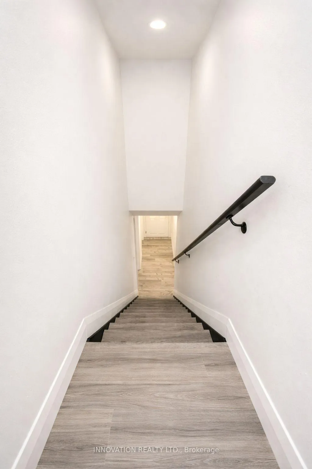 Photo 2 of Unit B, 21 Parkside Crescent, Ottawa, Meadowlands/Crestview — HOMEH