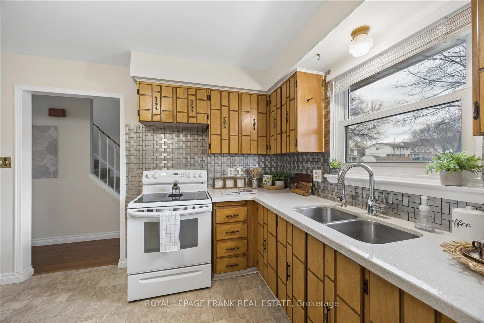 Photo 20 of 572 Camelot Drive, Oshawa, Eastdale — HOMEH